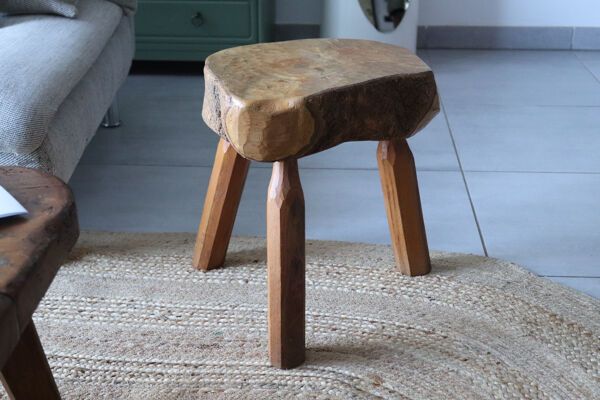 Tabouret brutaliste en orme massif