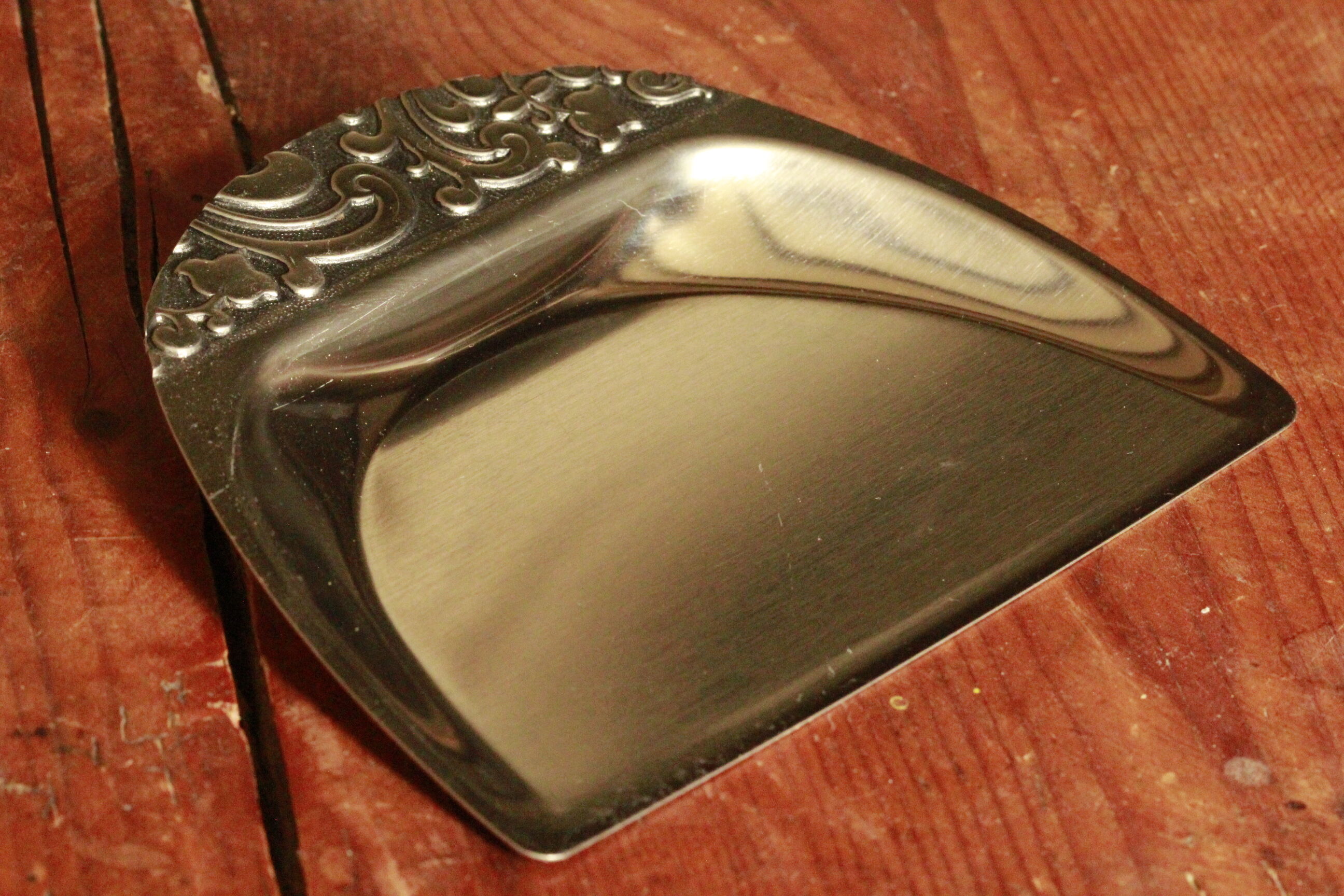 Shovel picks up crumbs