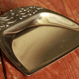 Shovel picks up crumbs