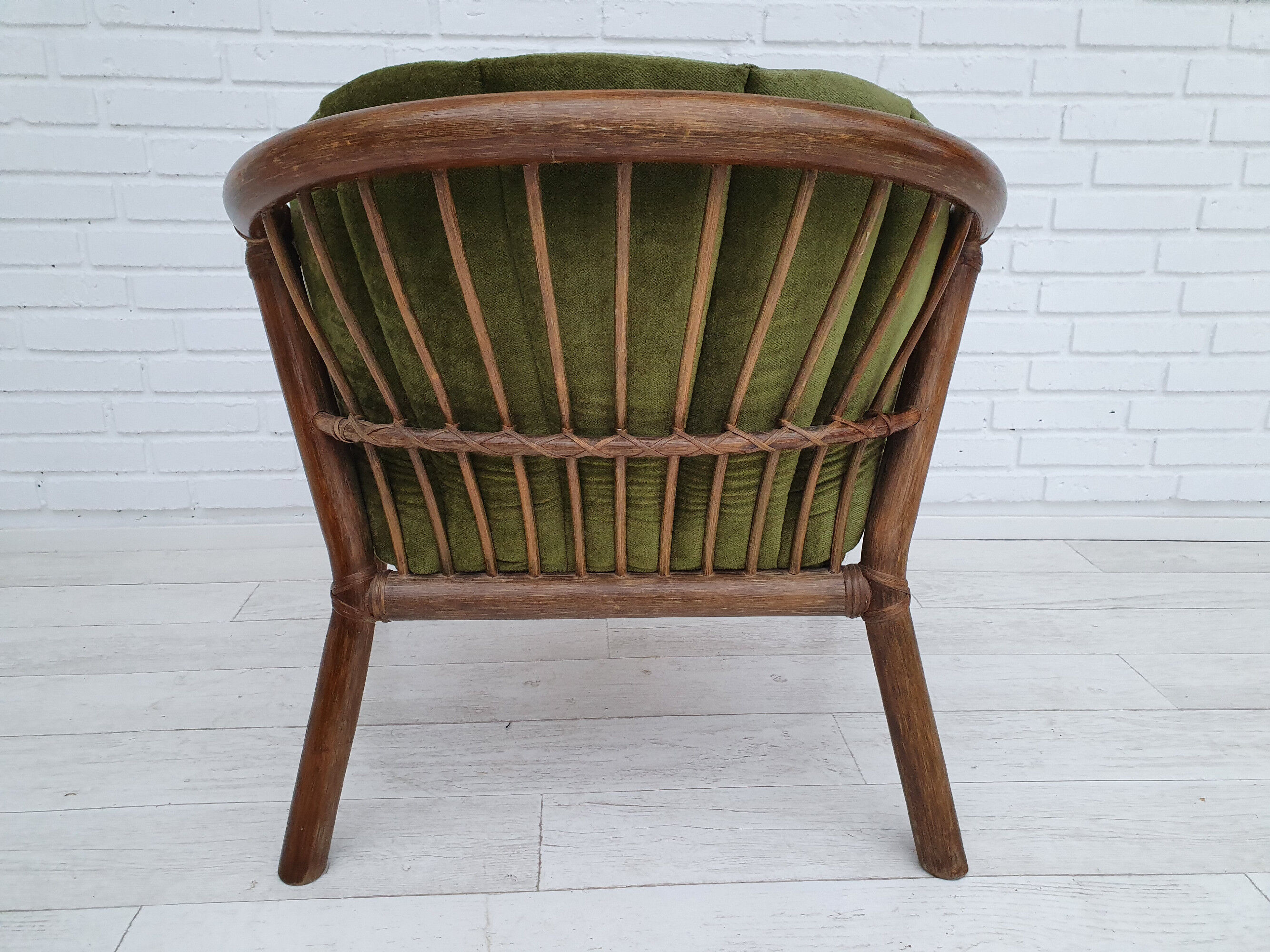 Fauteuil danois, rotin, velours, années 70