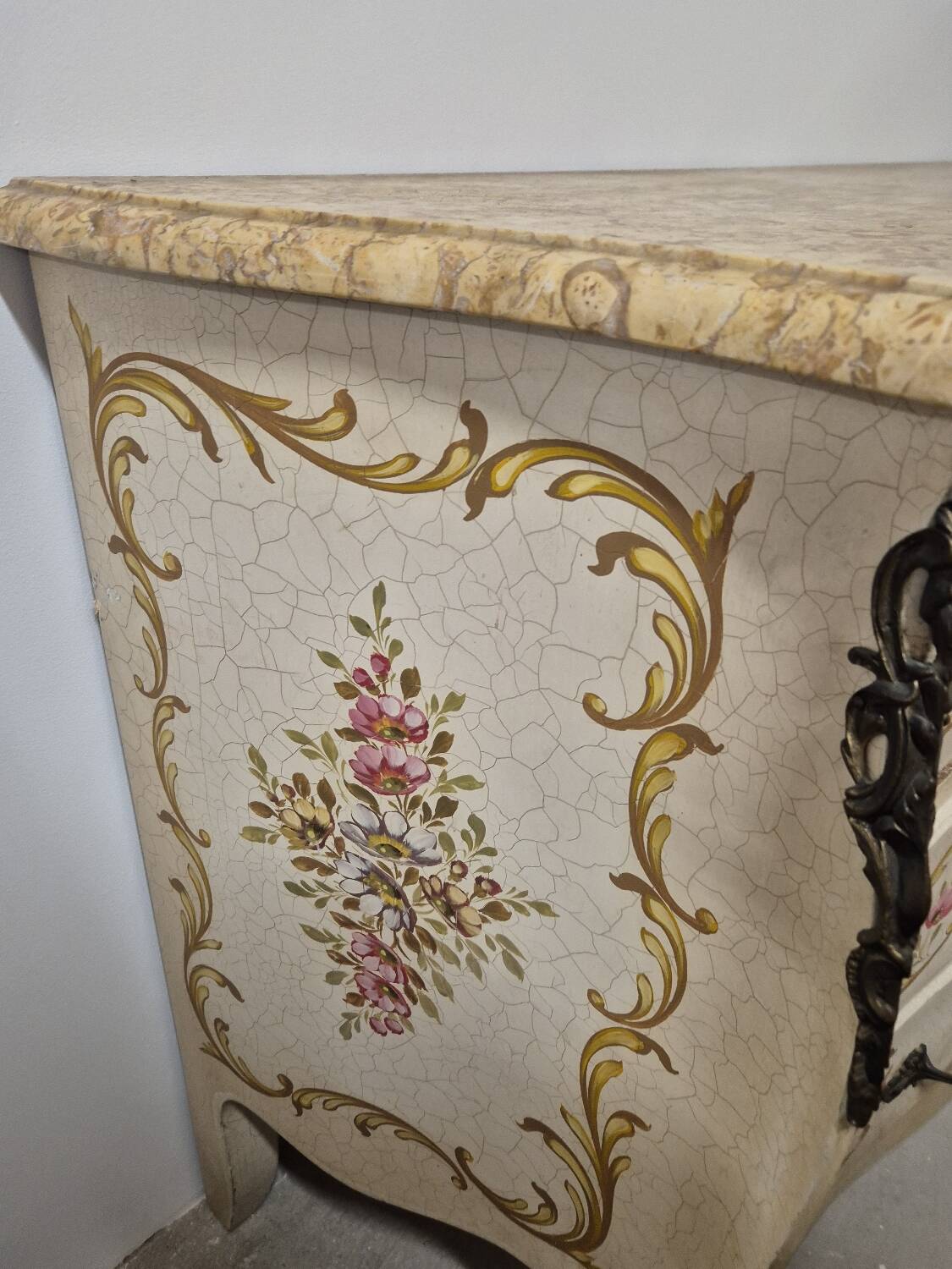 Louis XV style chest of drawers painted with flowers, Italian manufacture
