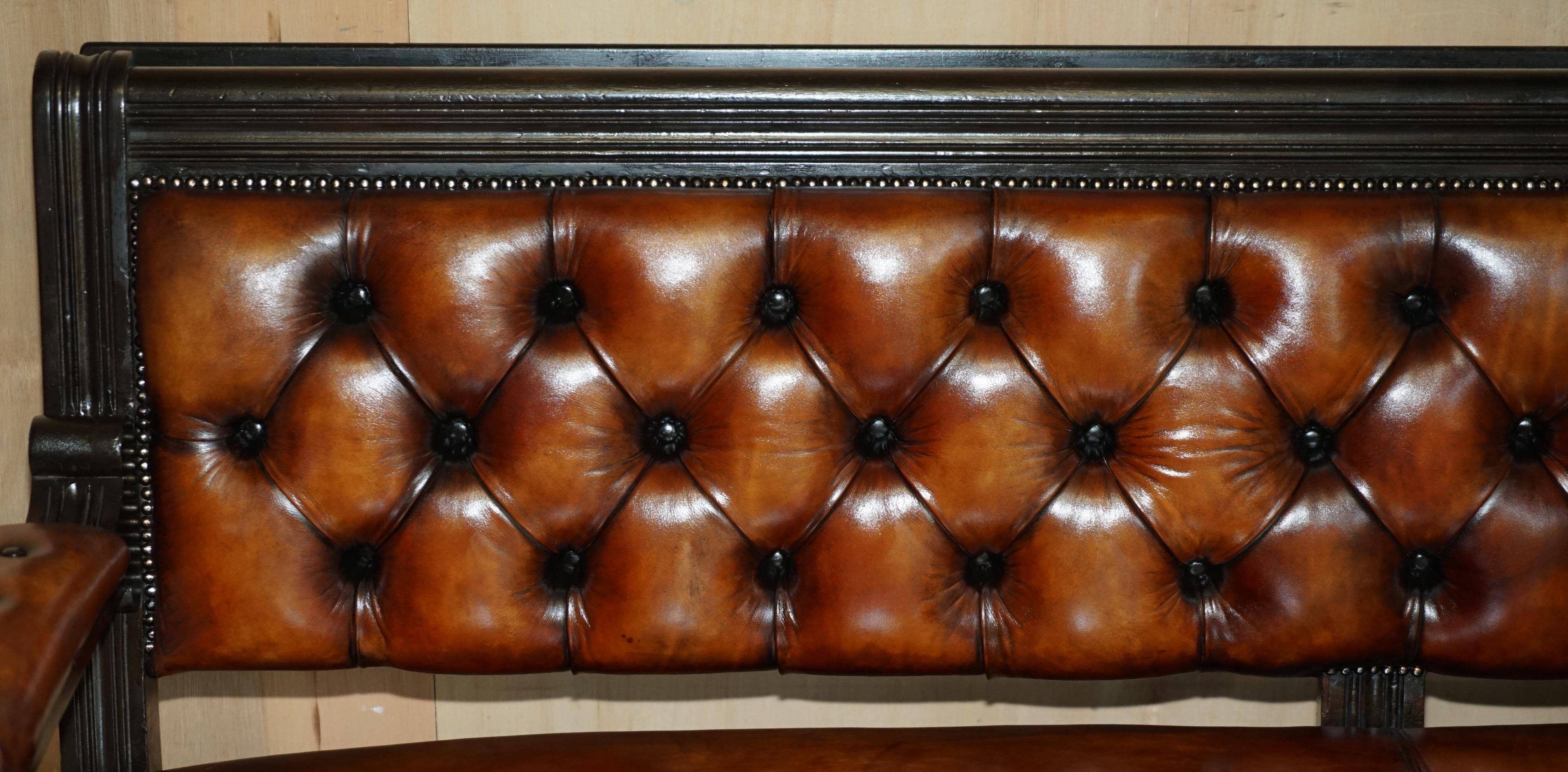 Banc de pub victorien Chesterfield en cuir restauré