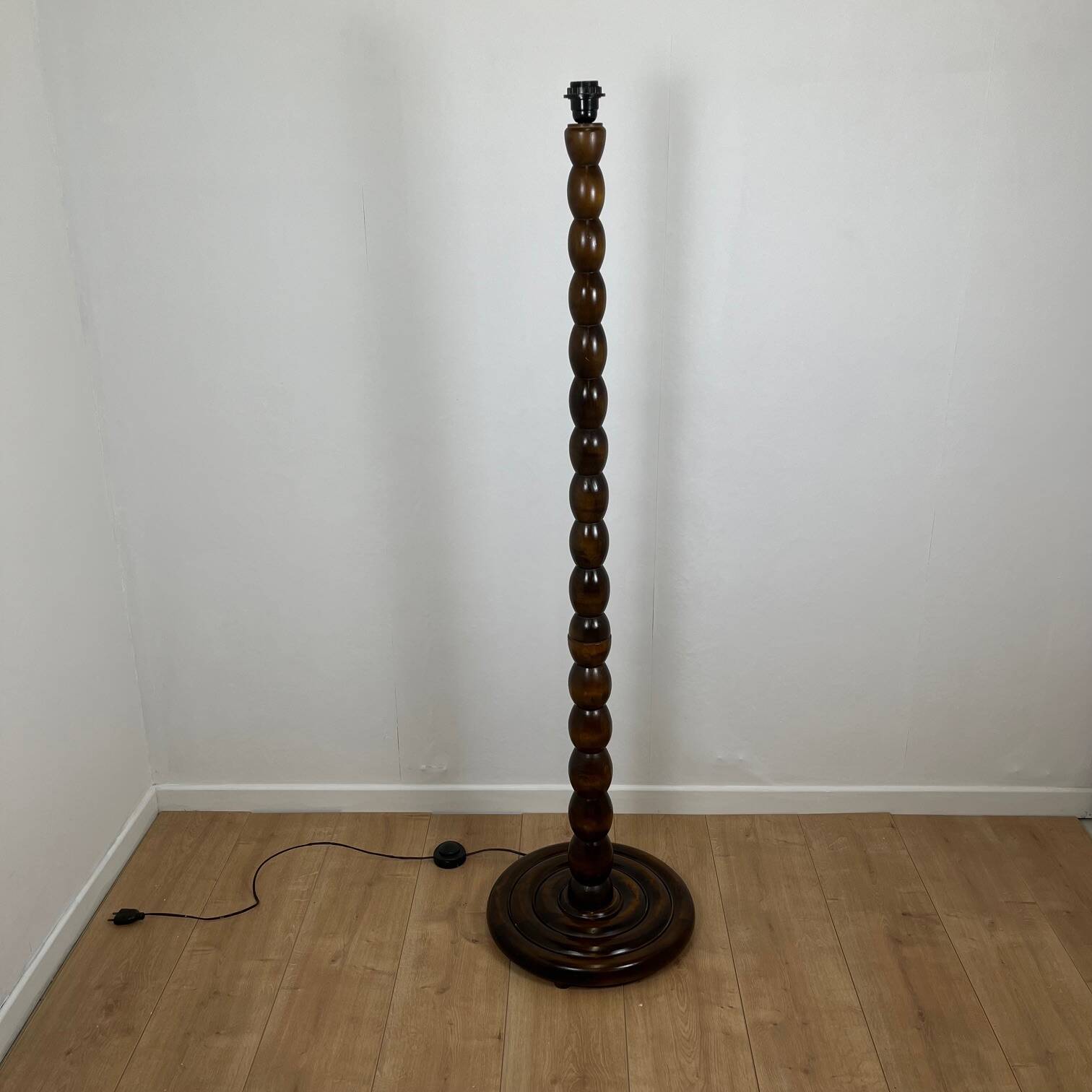 Pied de lampe de sol en bois tourné , 1980