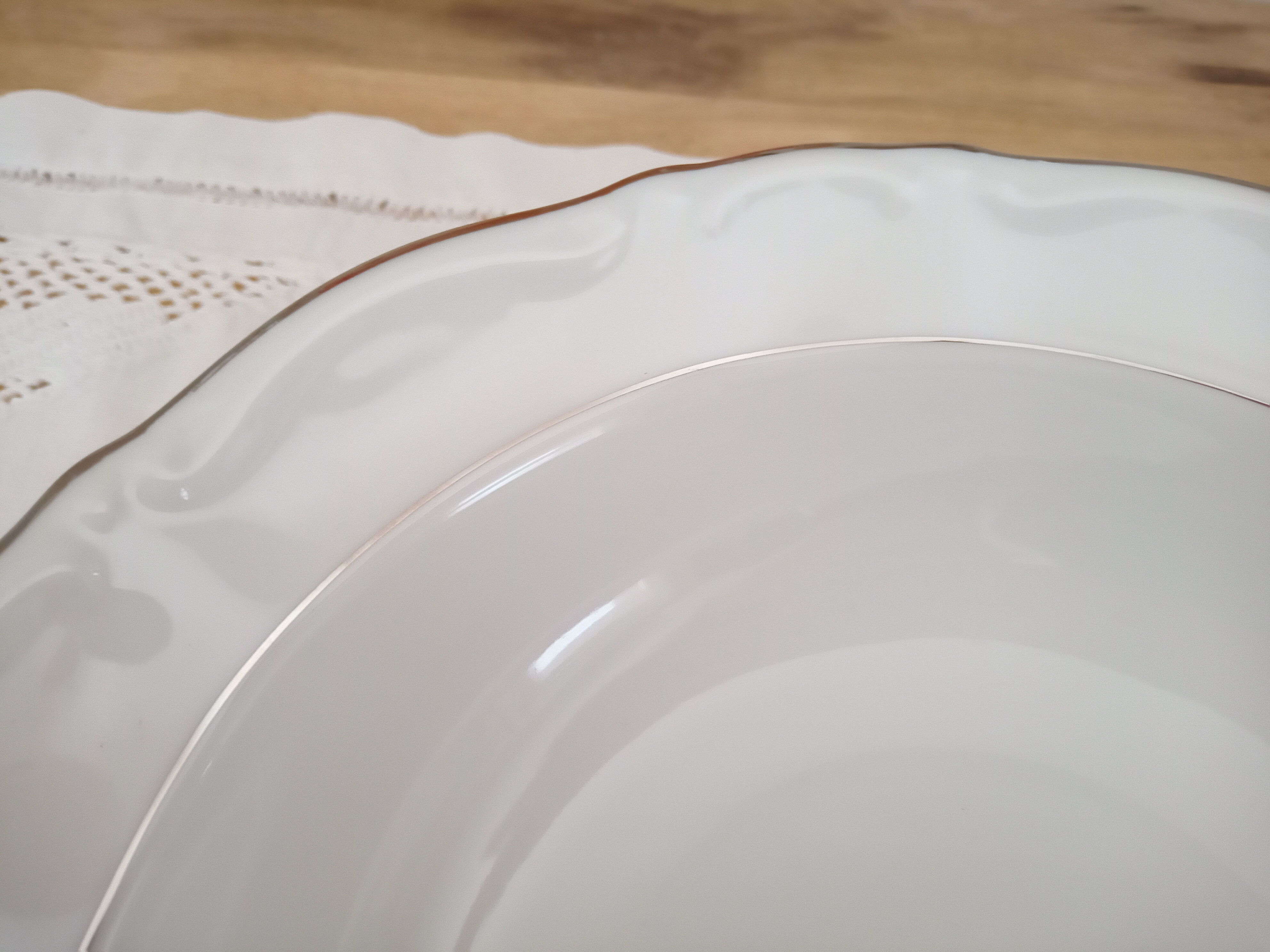 Plat rond creux petit modèle en porcelaine Kronester Bavaria blanche et liseré argenté