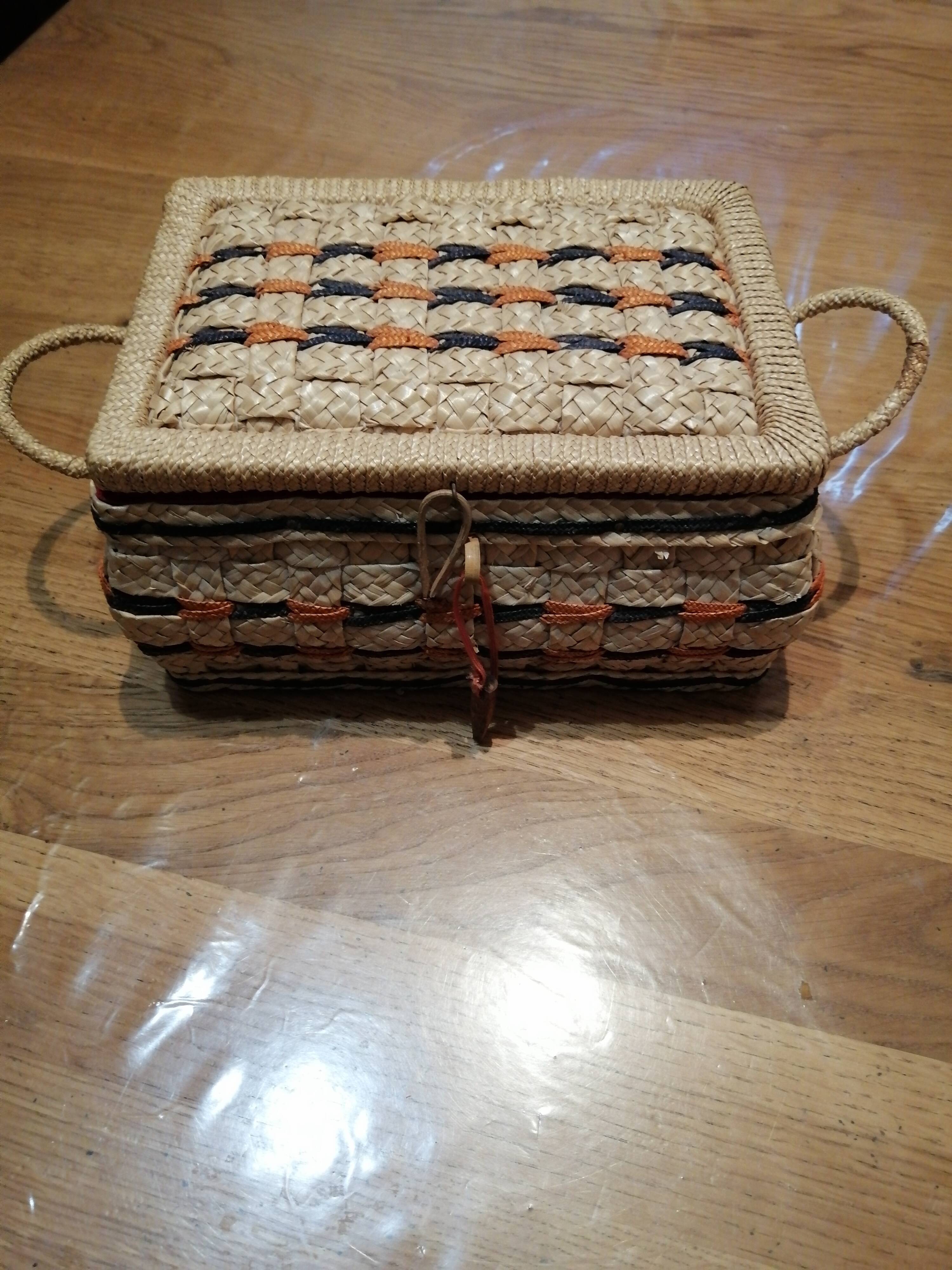 Petite boite a couture en osier vintage