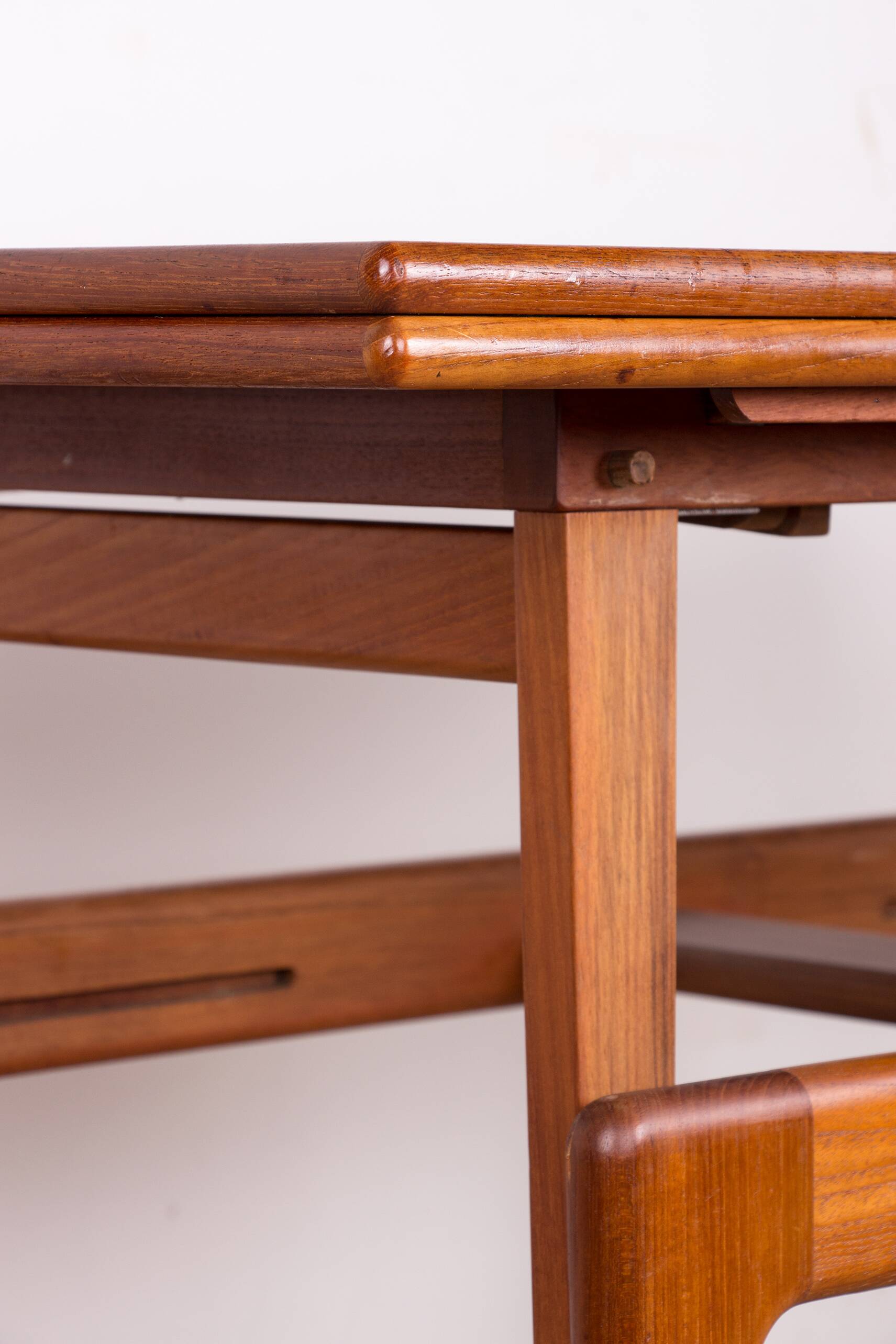 Table danoise monte et baisse en teck, 1960