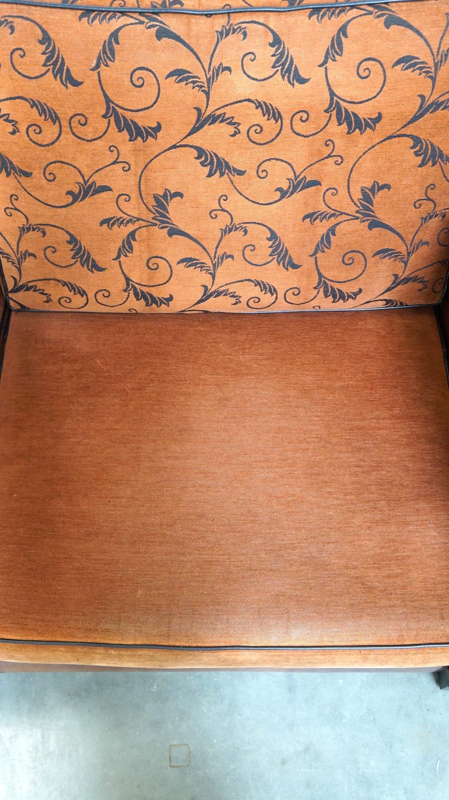 Canapé en cuir de mouton 2,5 places, luxueux et confortable, avec des coussins en tissu.