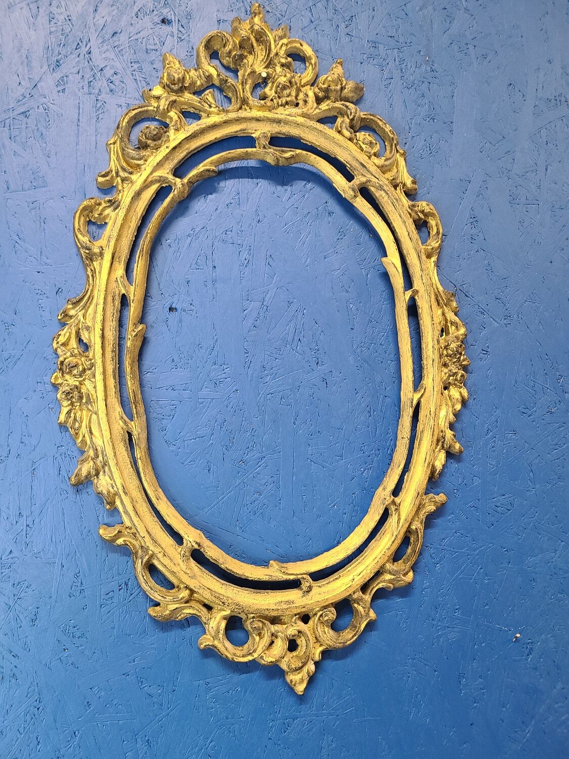 Cadre en fonte dorée