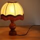 Lampe à poser en bois tourné et abat-jour en peau style parapluie