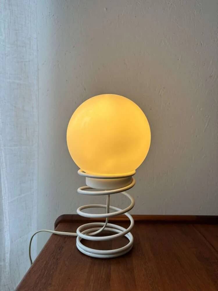 Lampe de table spirale minimaliste des années 80 avec abat-jour en verre laitier
