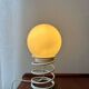 Lampe de table spirale minimaliste des années 80 avec abat-jour en verre laitier
