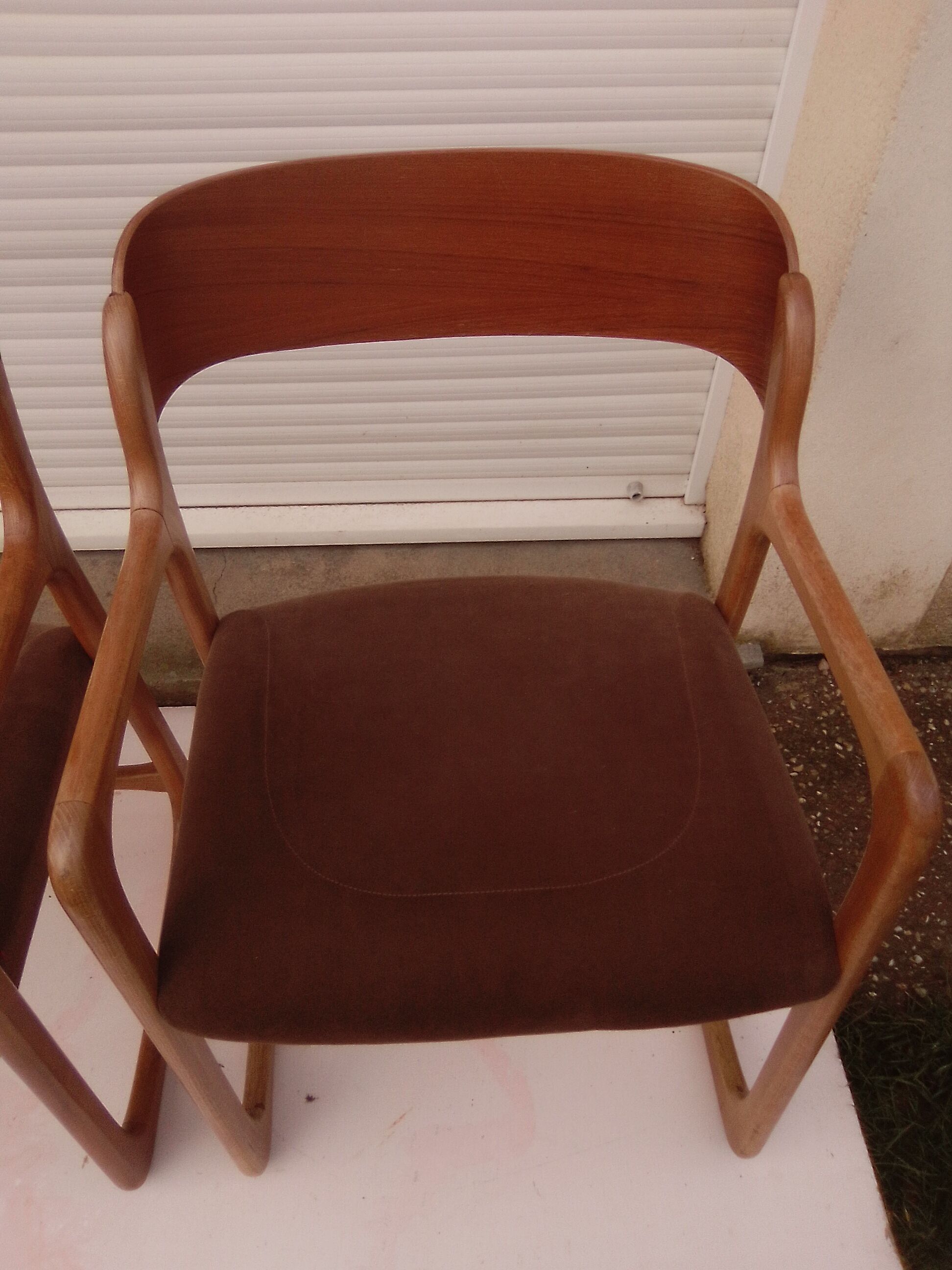 Paire de fauteuils traineau Baumann assise en velours marron