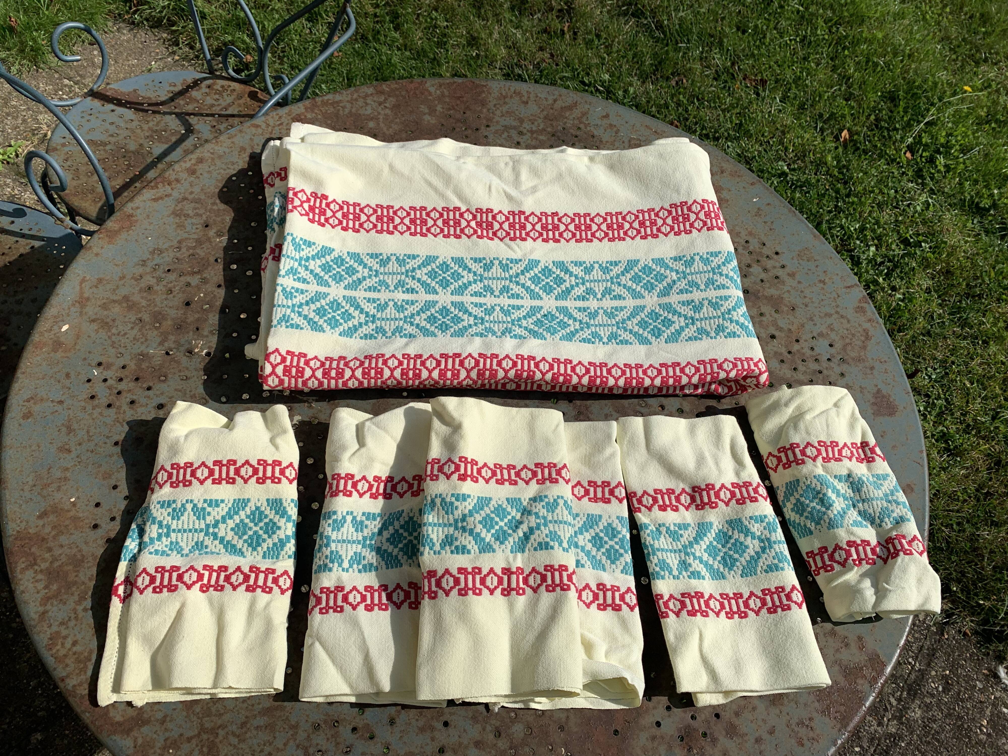 Nappe rectangulaire, linge de maison basque en coton jaune broderies rouges et bleues, vintage