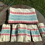 Nappe rectangulaire, linge de maison basque en coton jaune broderies rouges et bleues, vintage
