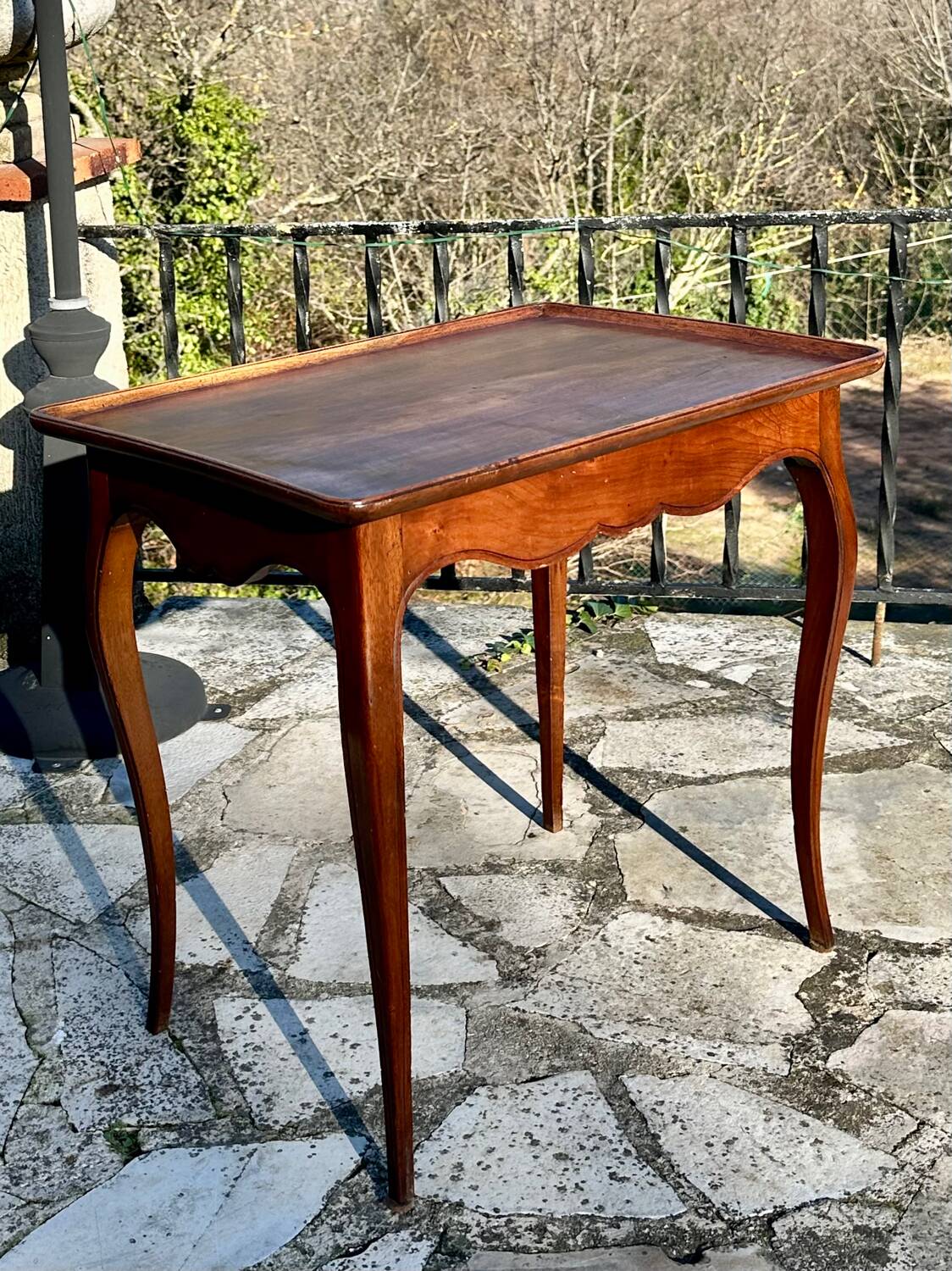 Side table in walnut in the Louis XV style, 19th century.