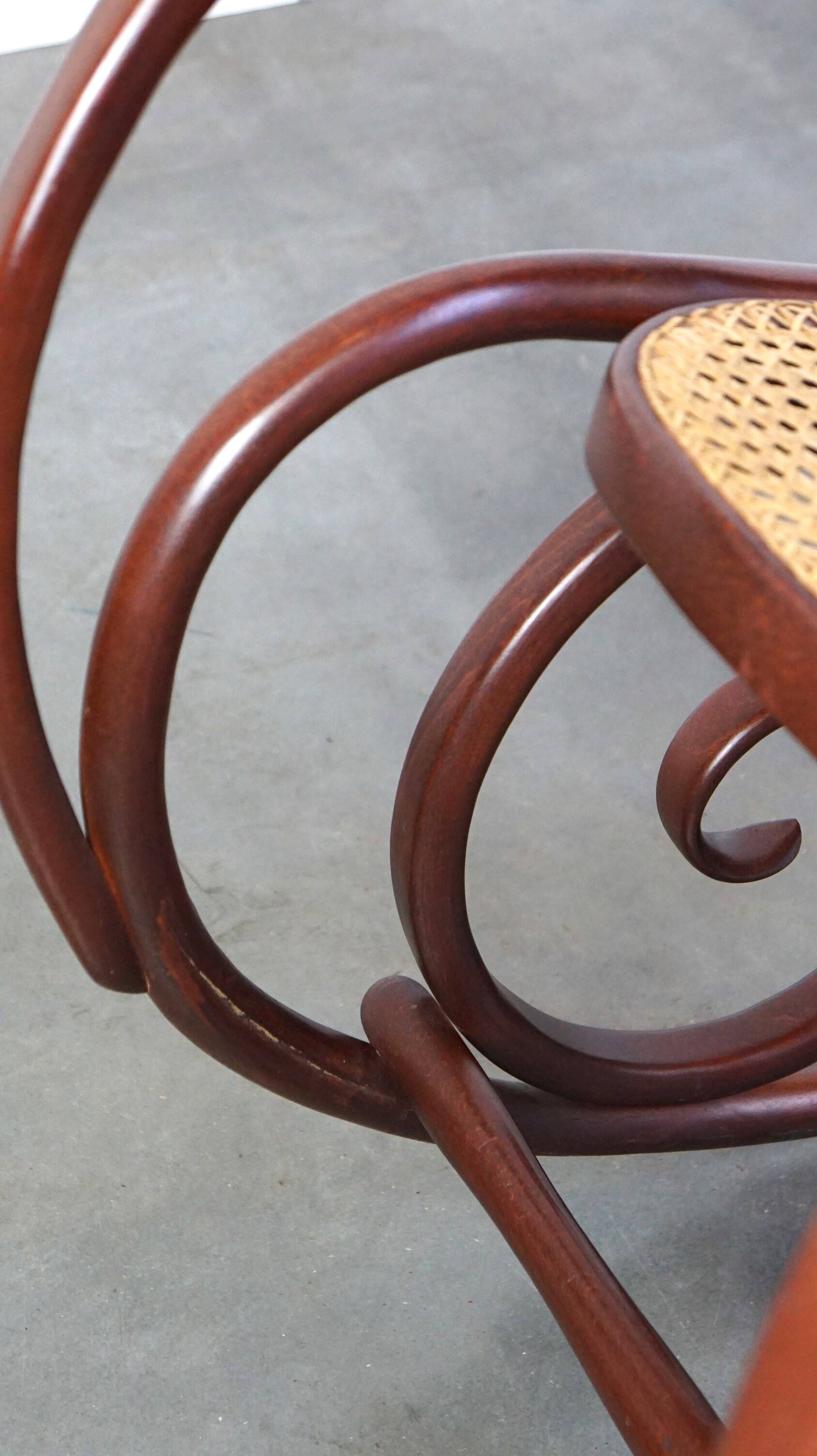Superbe fauteuil à bascule vintage en bois courbé