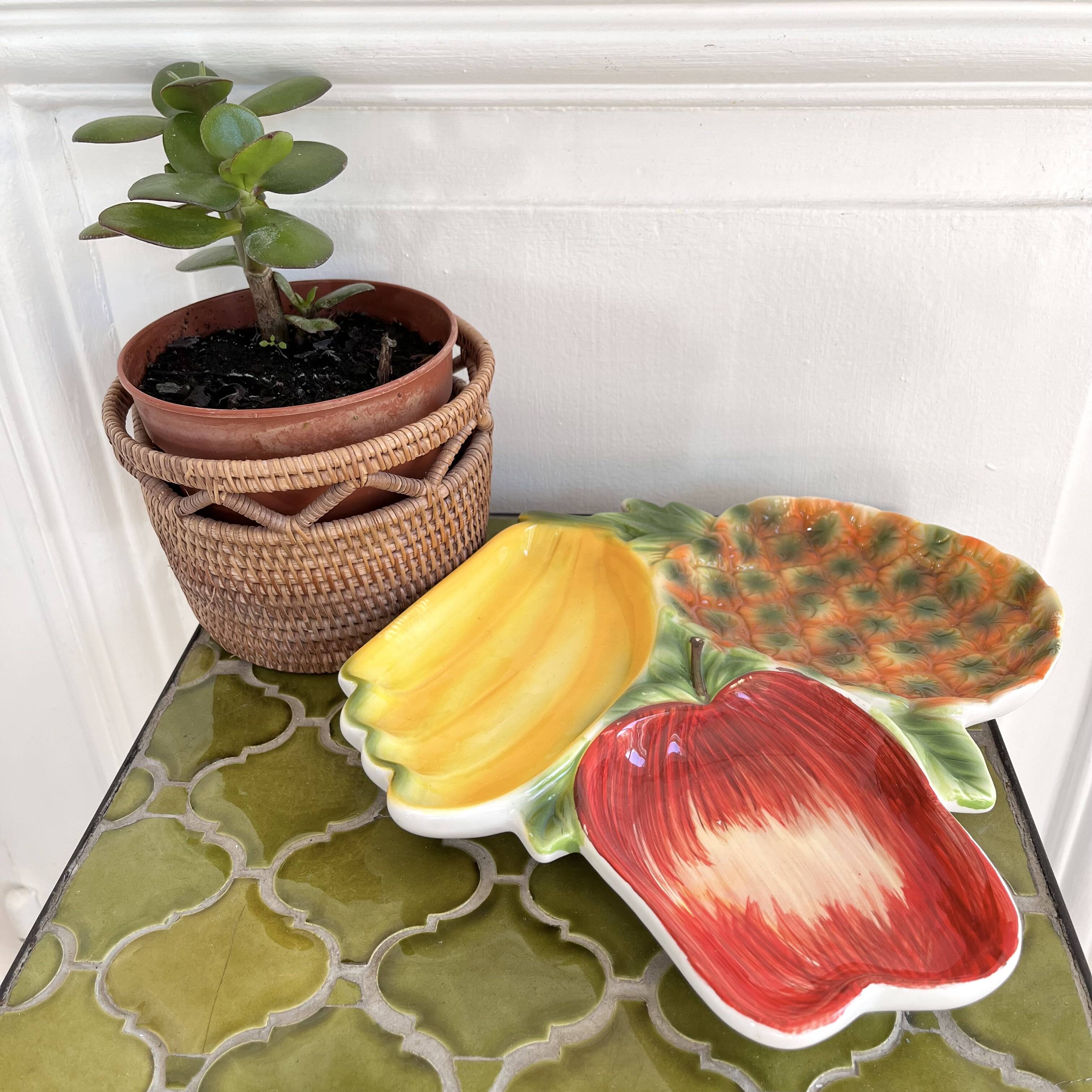 Aperitif server with fruit bowl and raw vegetables.