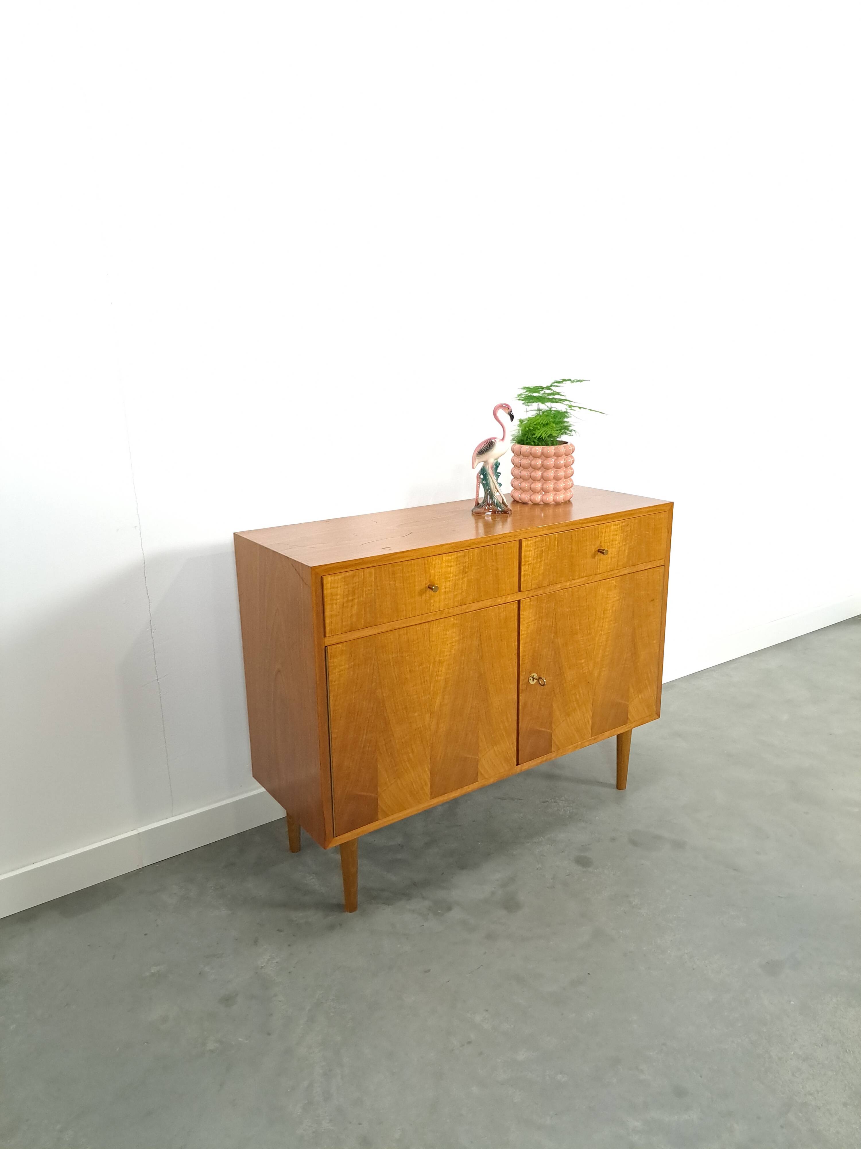 Meuble en placage avec tiroirs et pieds ronds en bois