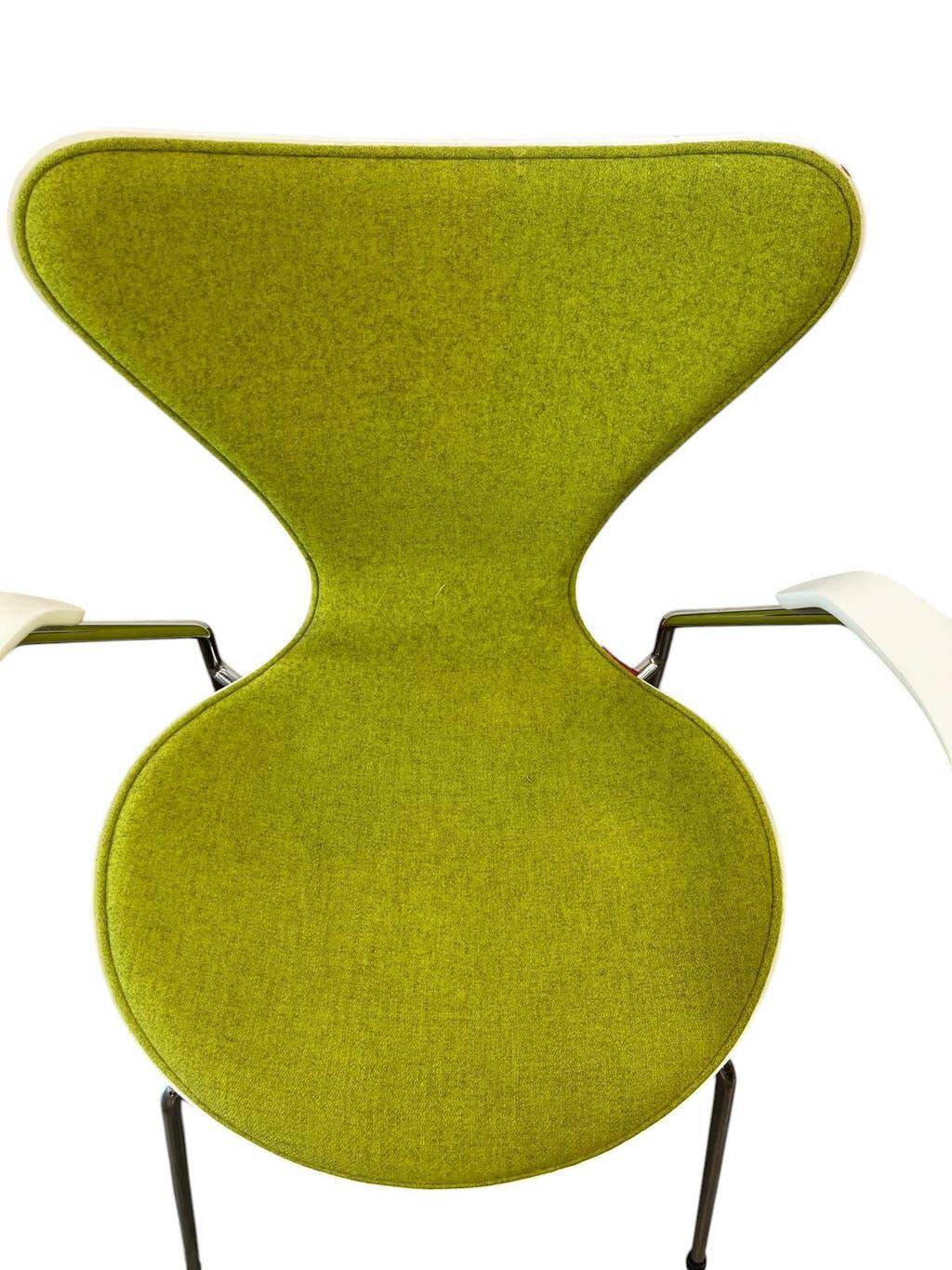 Bright green vintage chair with armrests, Fritz Hansen Series 7