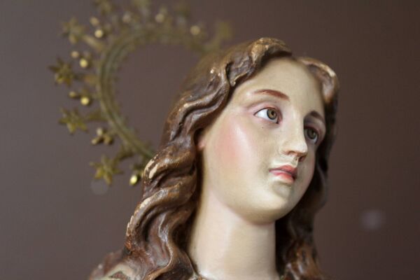 Statuette Vierge de Olot en plâtre et verre, début XXème