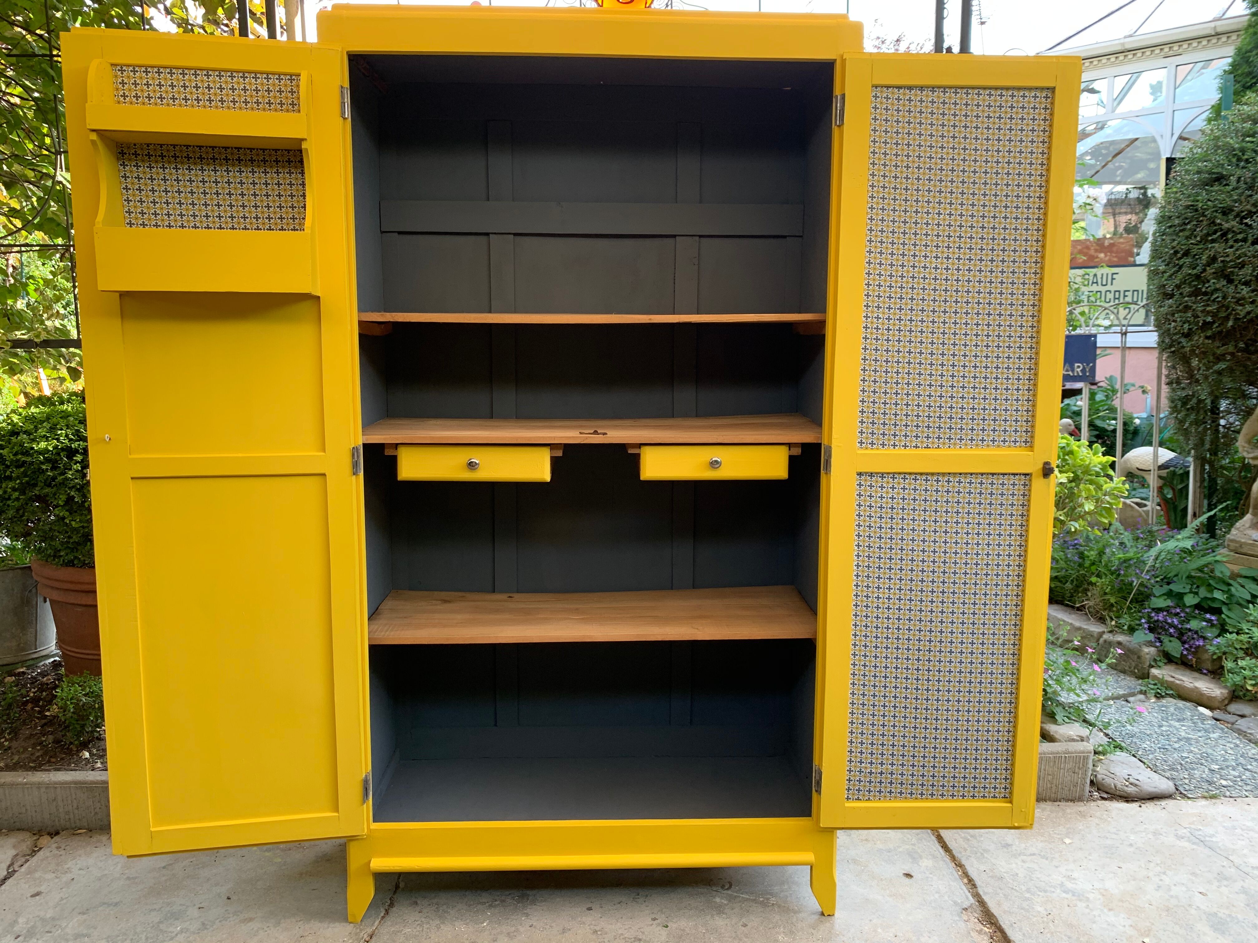 Armoire parisienne jaune poudrée 1950