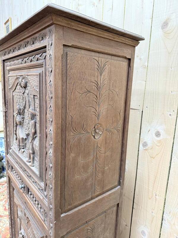Bonnetiere - Armoire bretonne en chêne massif sculpté