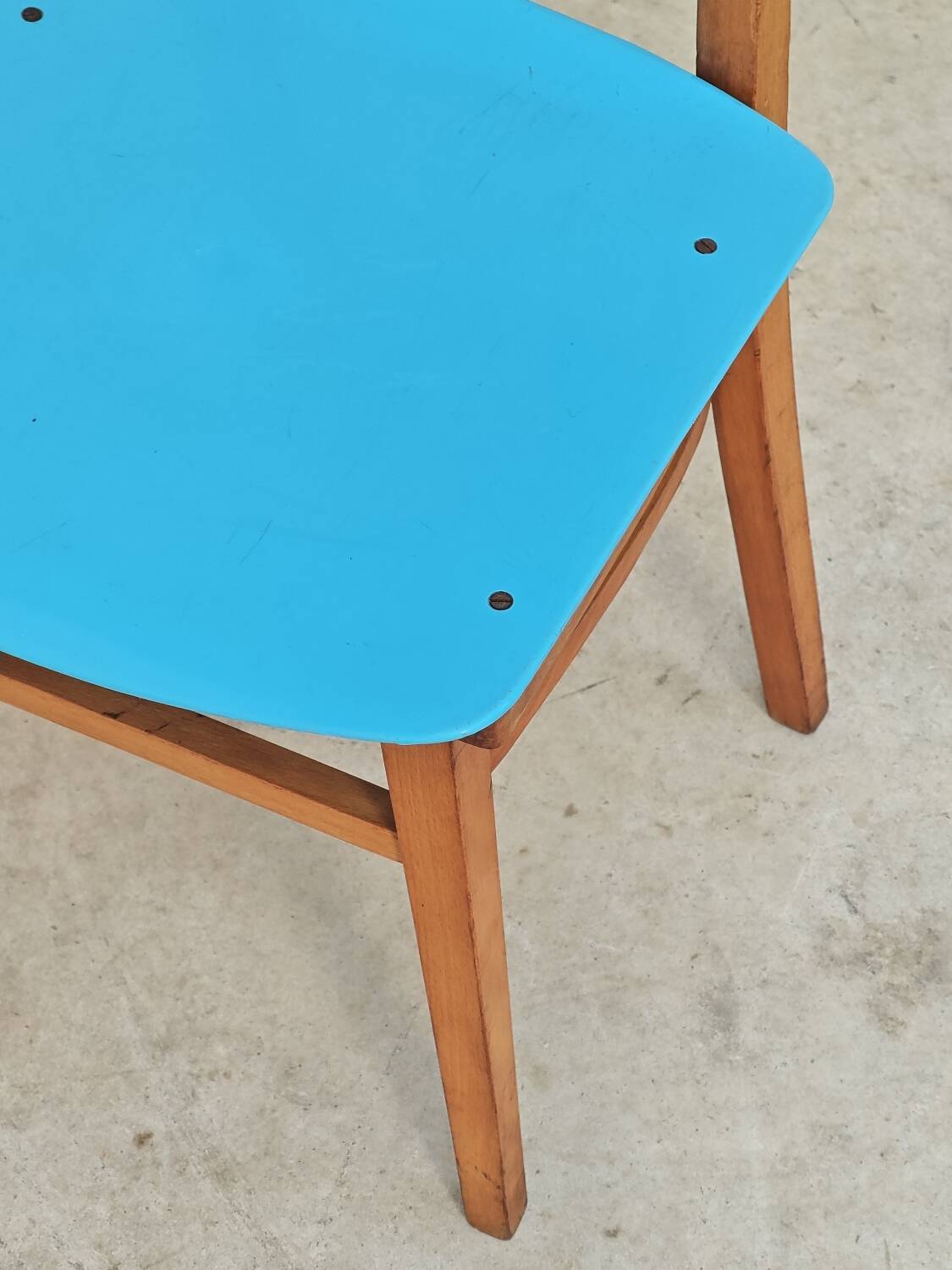 Pair of wooden and plastic chairs Ton Bystrice Thonet