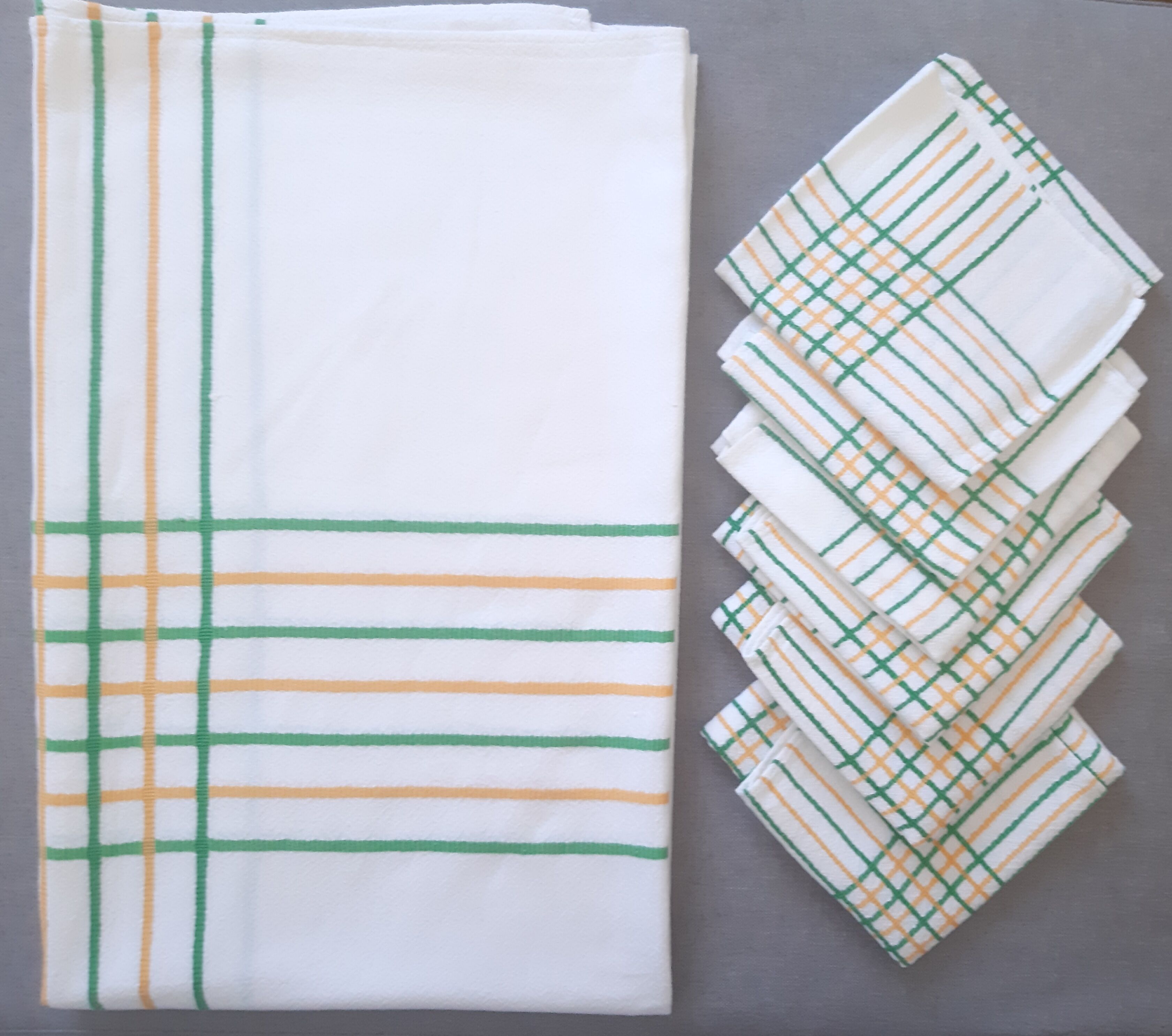 Tablecloth 140 x 160 and 6 towels