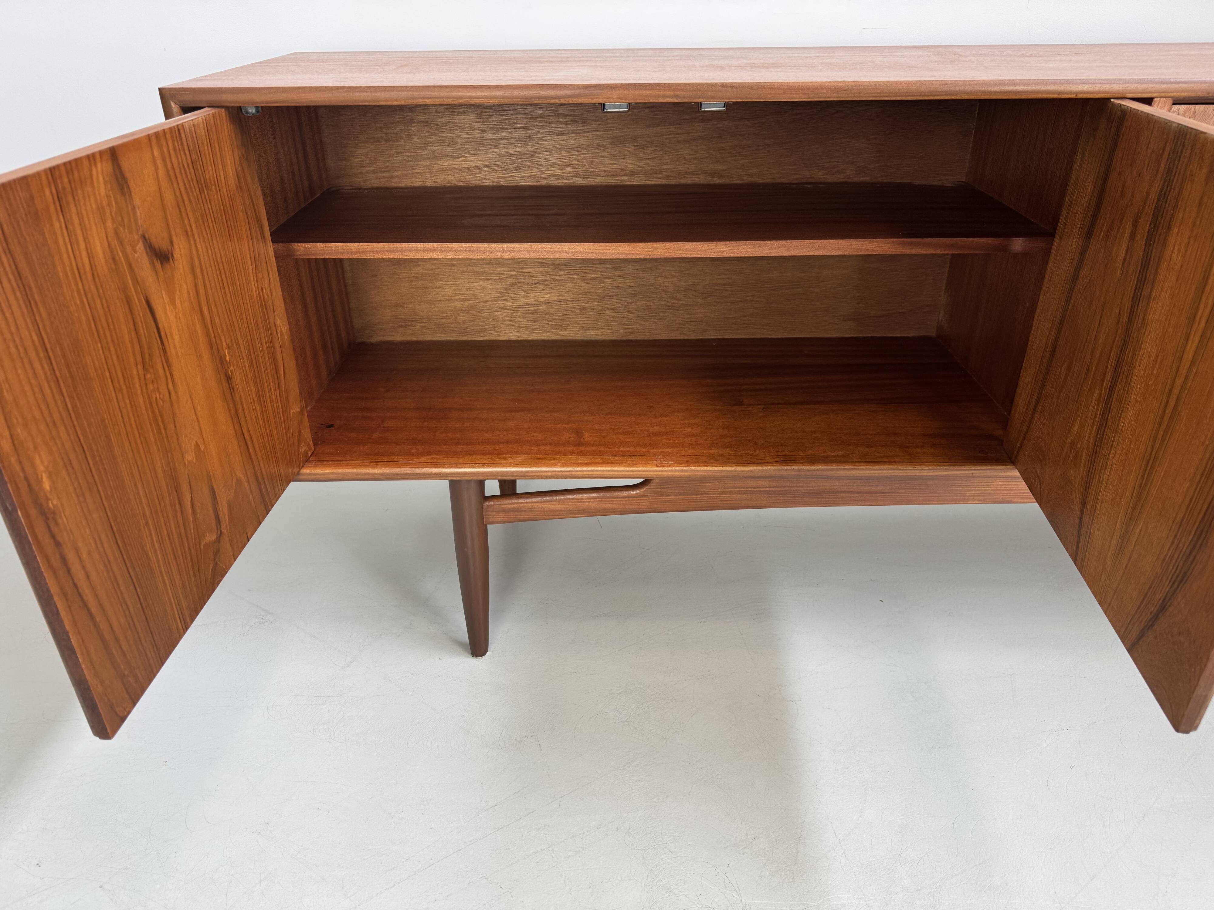 Vintage dressoir van G-Plan design Victor Wilkins uit de "Brasilia"