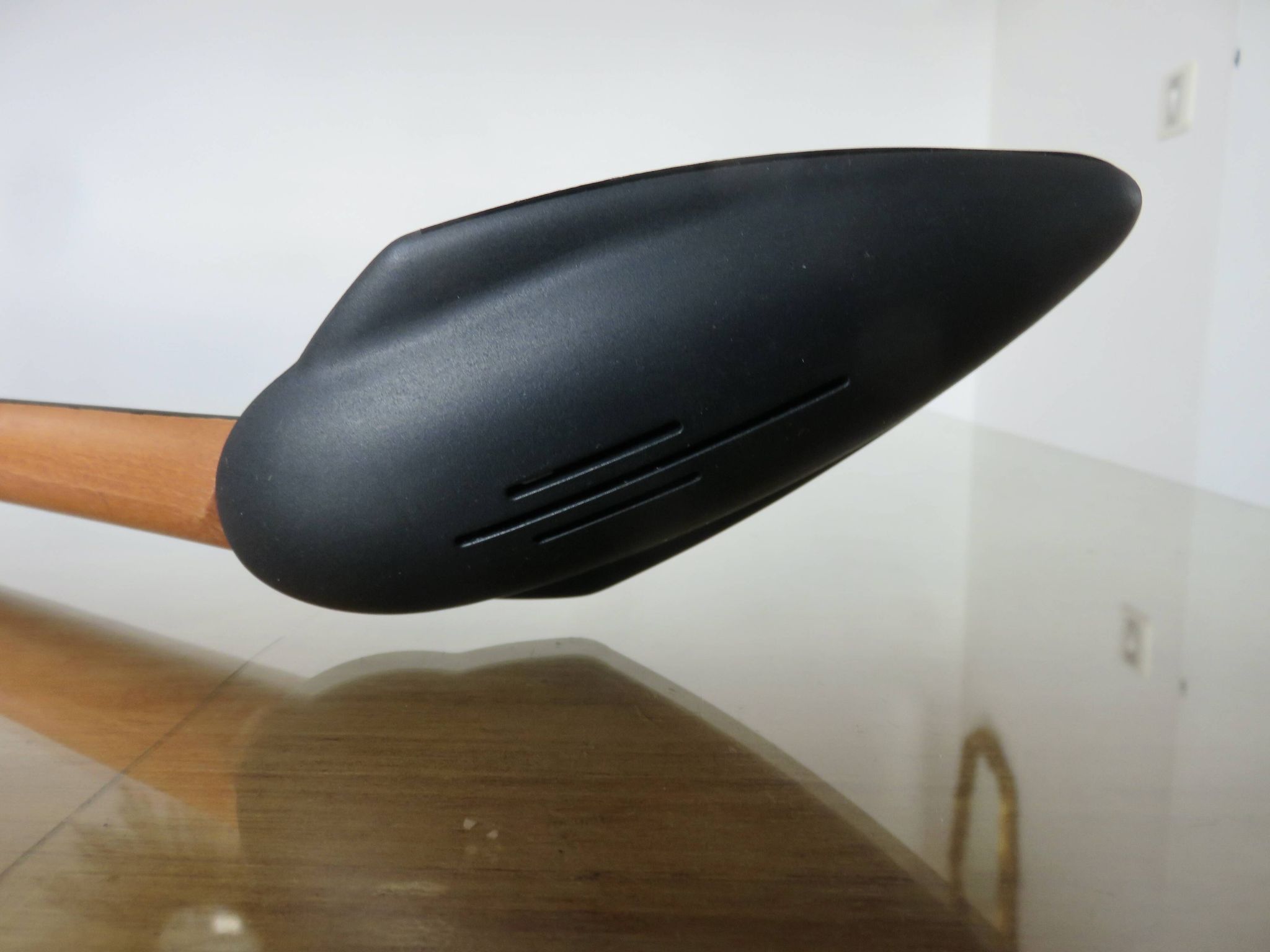 Lampe de bureau zoomorphe en merisier et polycarbonate