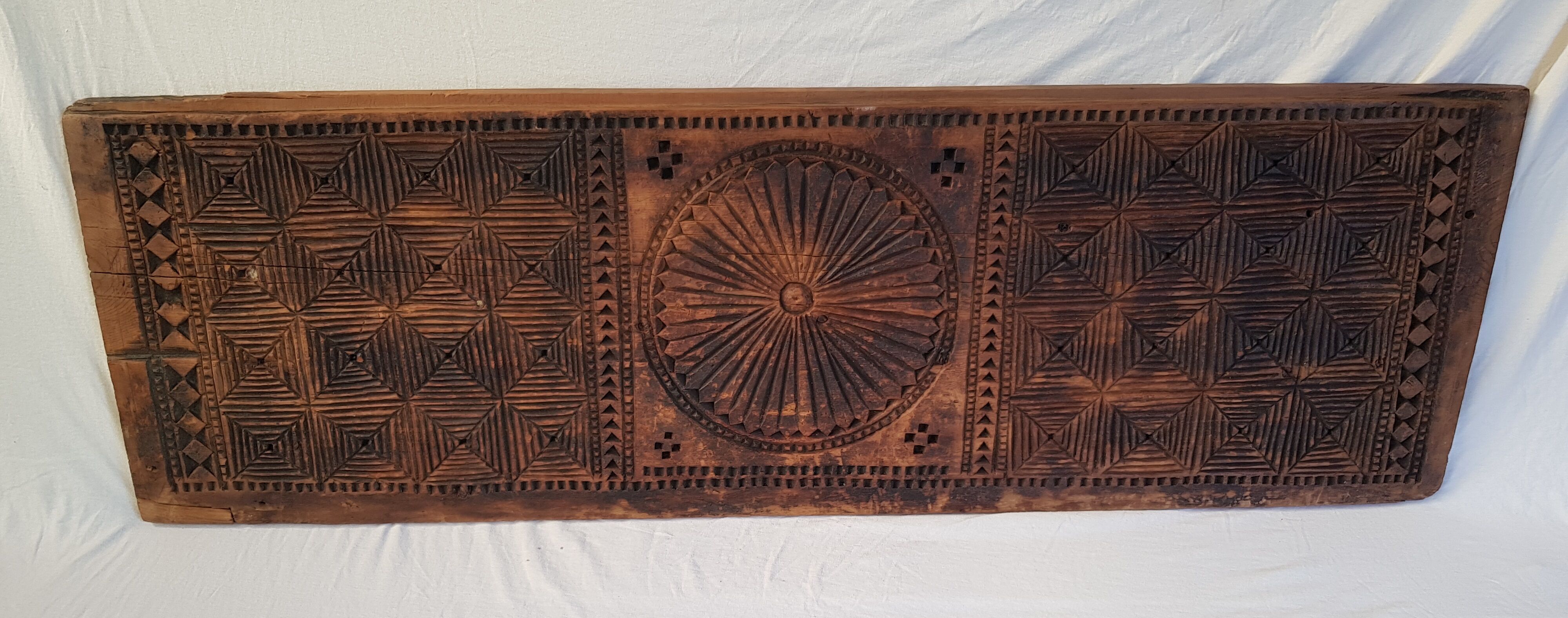 Frieze - carved wooden pediment - Islamic art