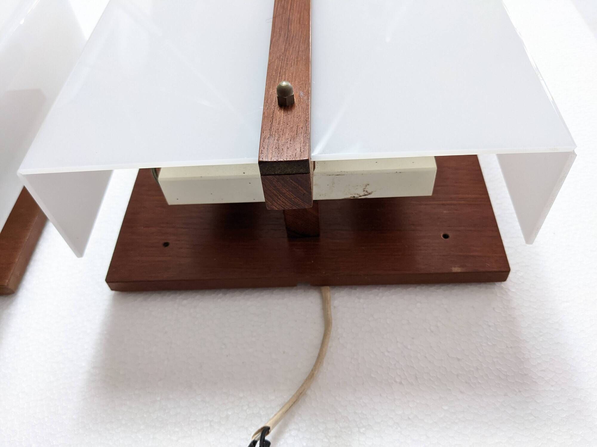 Paire d'appliques scandinaves 1960, teck massif et plexiglass, Raak C-1521