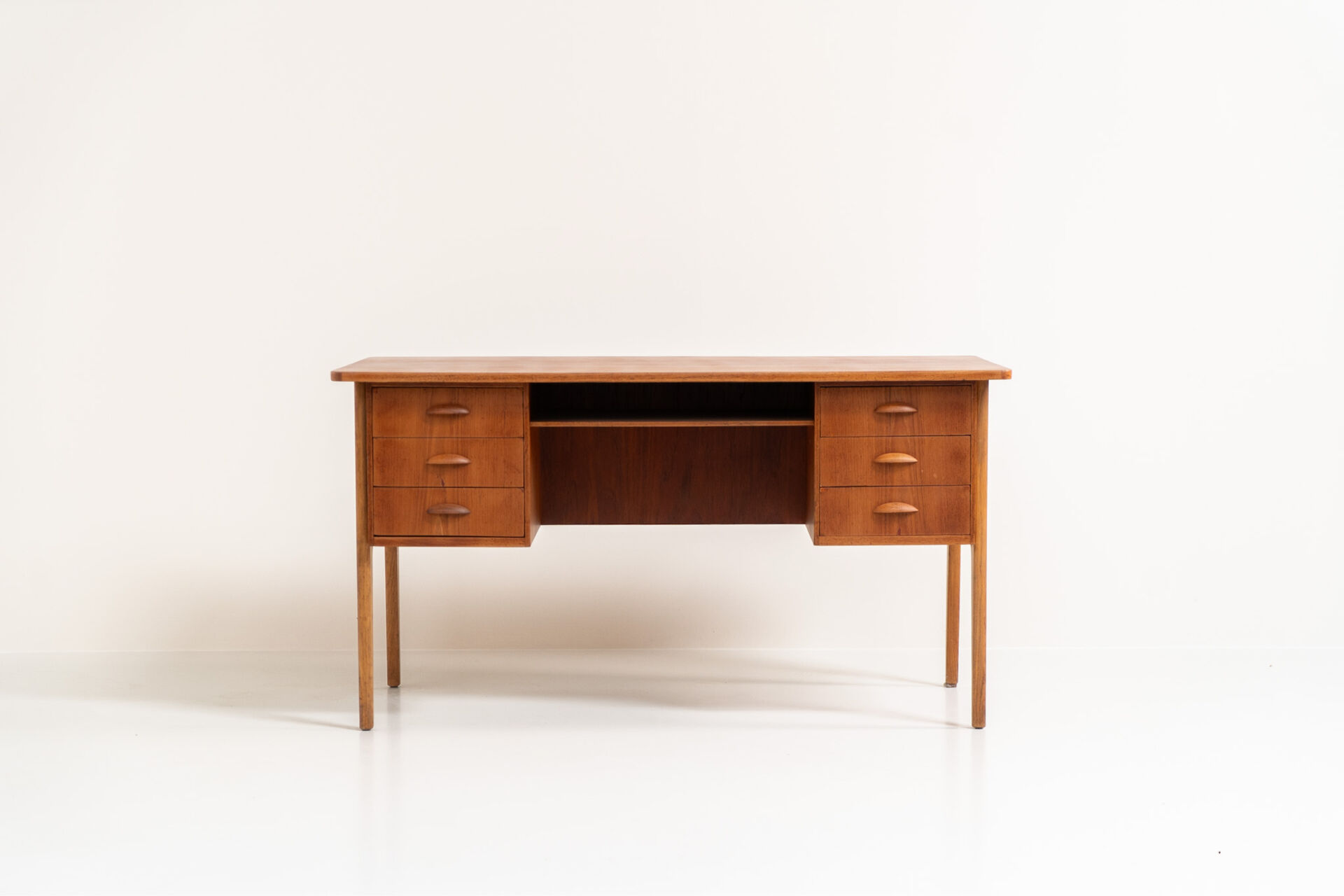 Bureau danois en teck, années 1960.