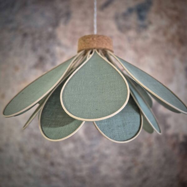 Suspension fleur, modèle Iris, 16 pétales en rotin et lin vert céladon