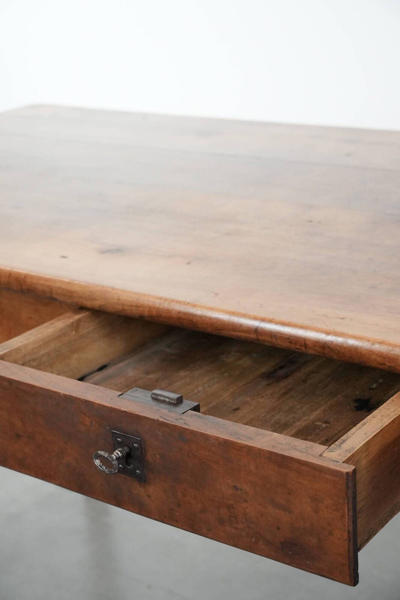 French dining table made of fruitwood from the early 19th century