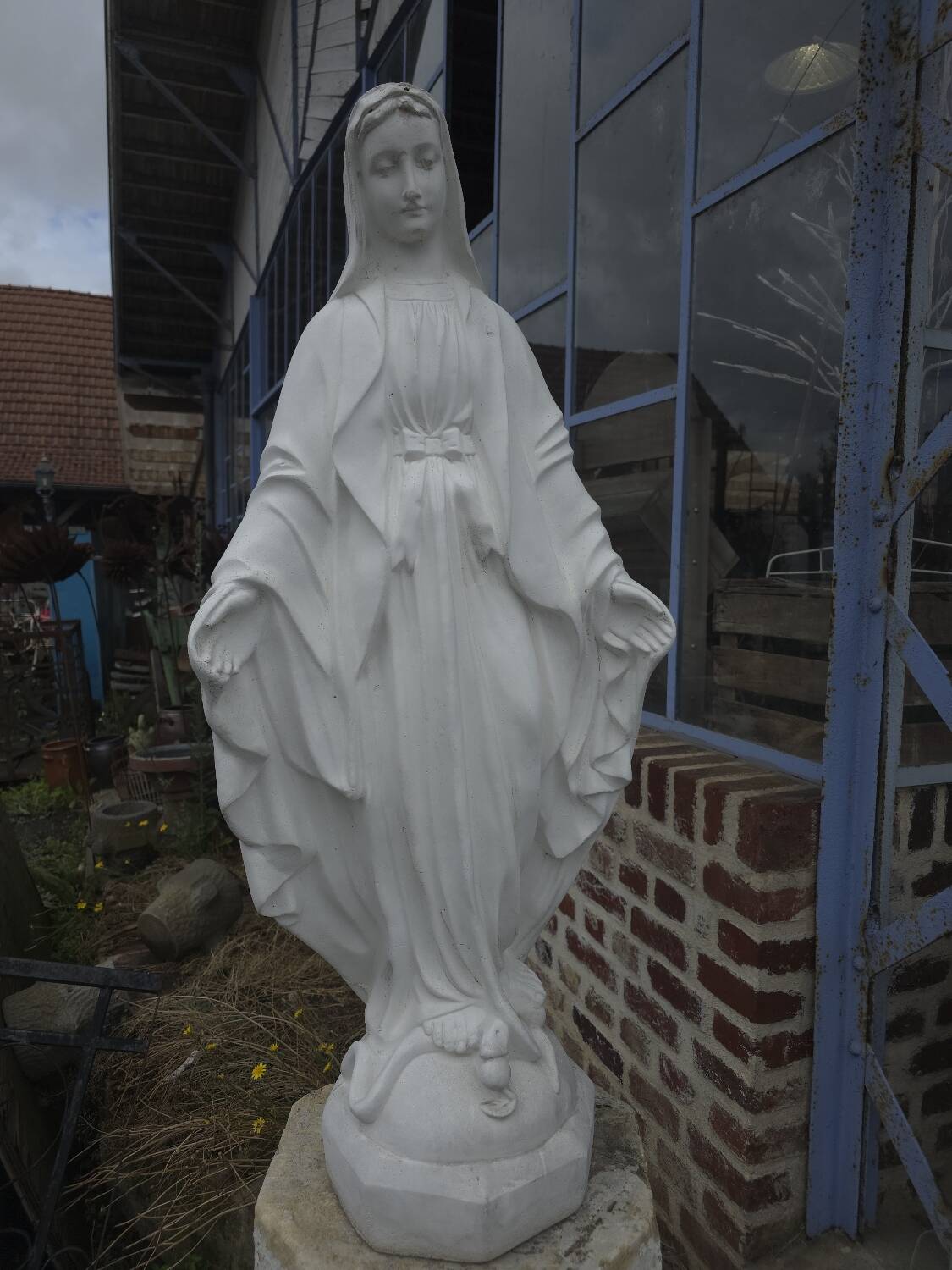 Statue de la Sainte Vierge en pierre