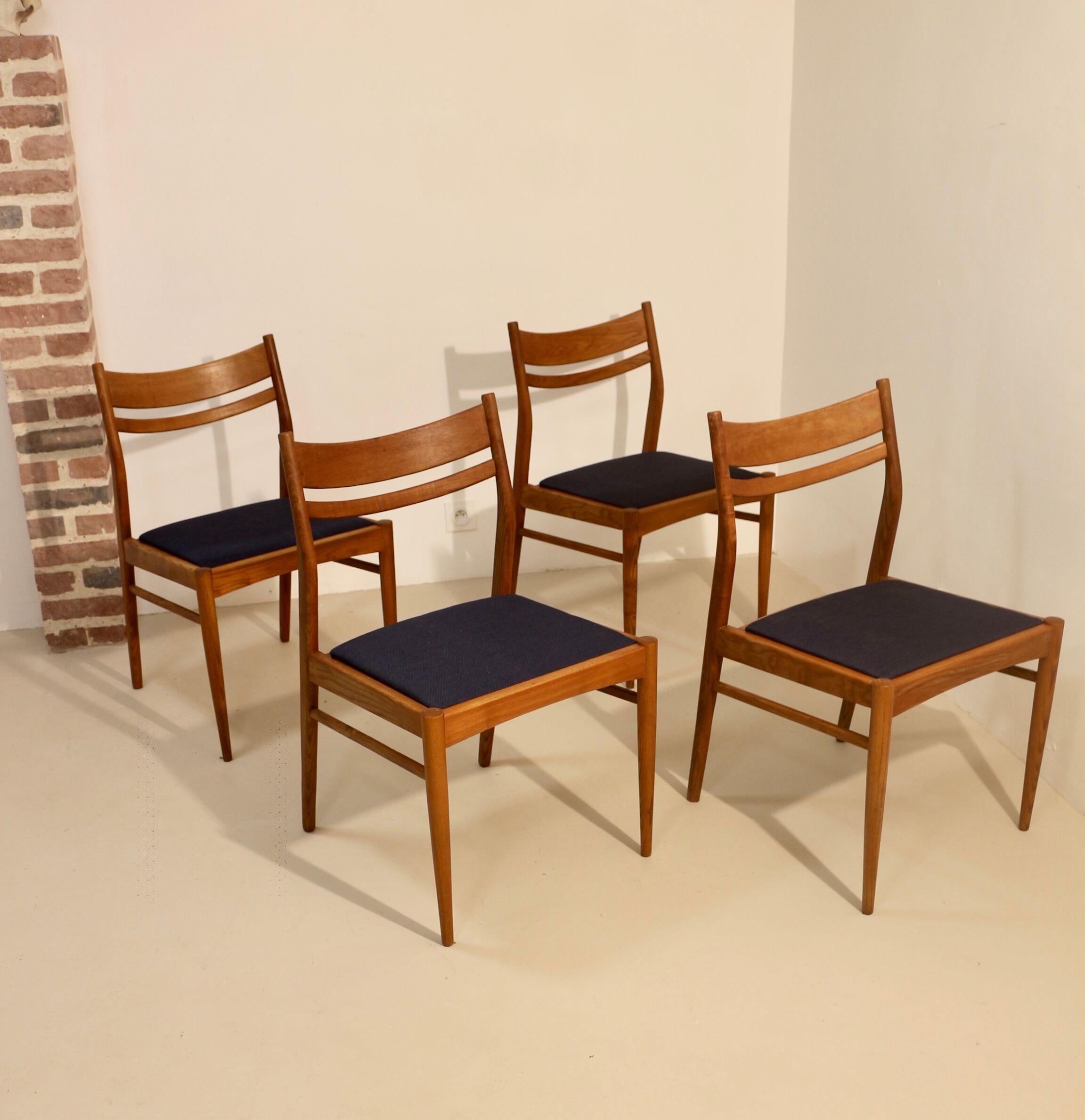 Lot de 4 chaises vintage scandinaves en chêne année 60  Ref. Marcel.