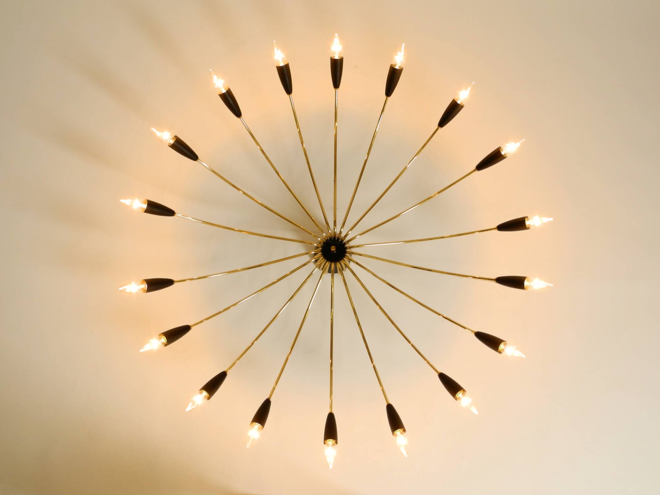 Huge 18-arm mid-century modern brass Sputnik ceiling lamp | Ø 113 cm
