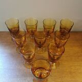 Suite de 11 verres à pied vintage ambre