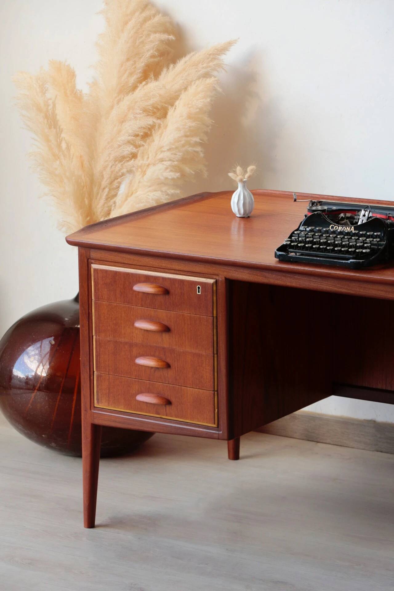 Desk Svend Aage Madsen: Danish Teck & Design (HP Hansen)