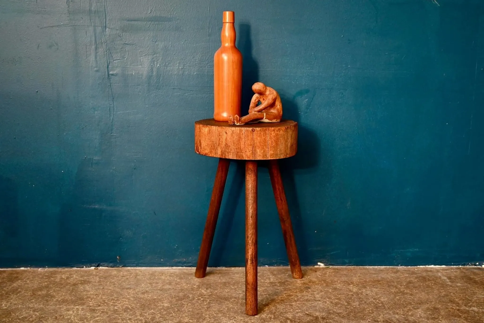 Rustic tripod stool in solid wood, 1950s brutalist style.
