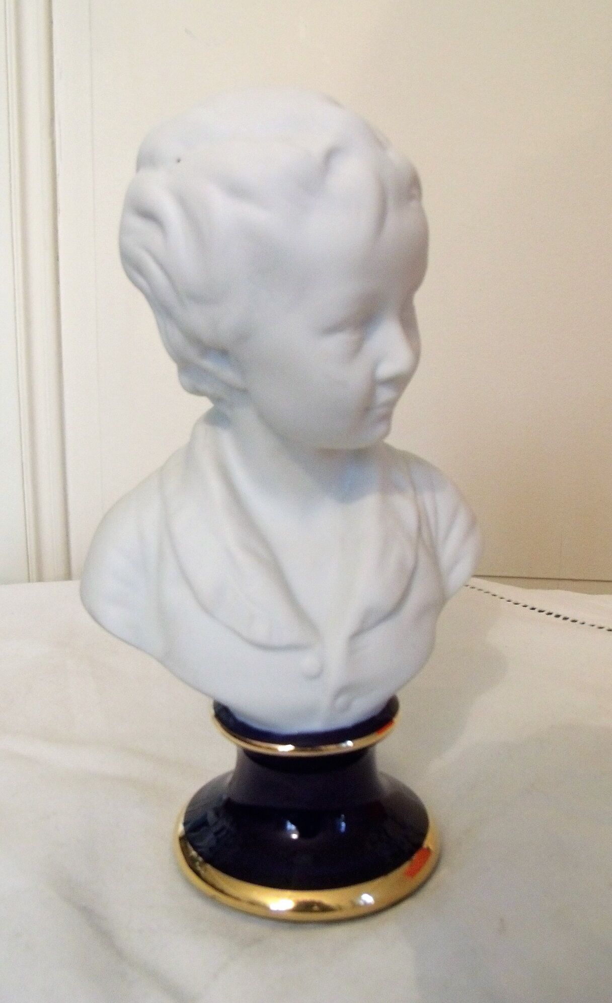 Buste de jeune garçon en biscuit de porcelaine de Limoges signé Ternet
