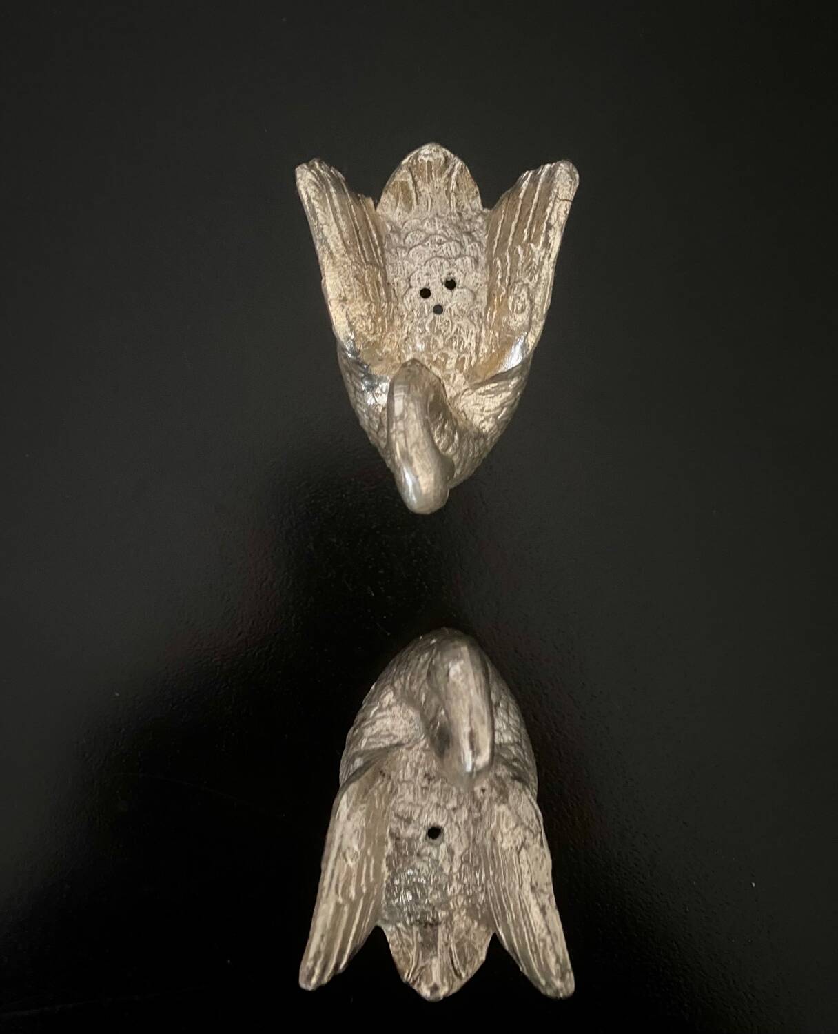 1 pepper pot and 1 swan-shaped metal salt shaker