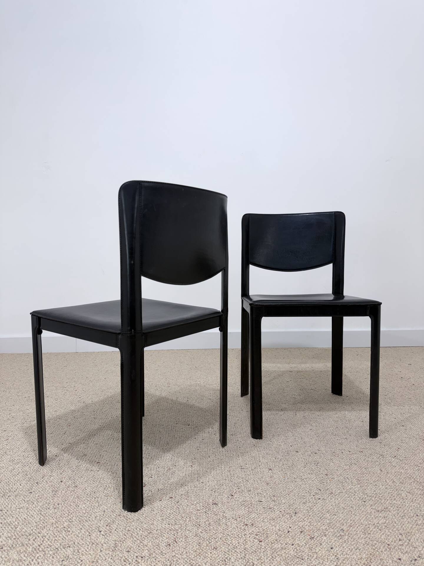 Pair of Matteo Grassi chairs in black leather – Italian design