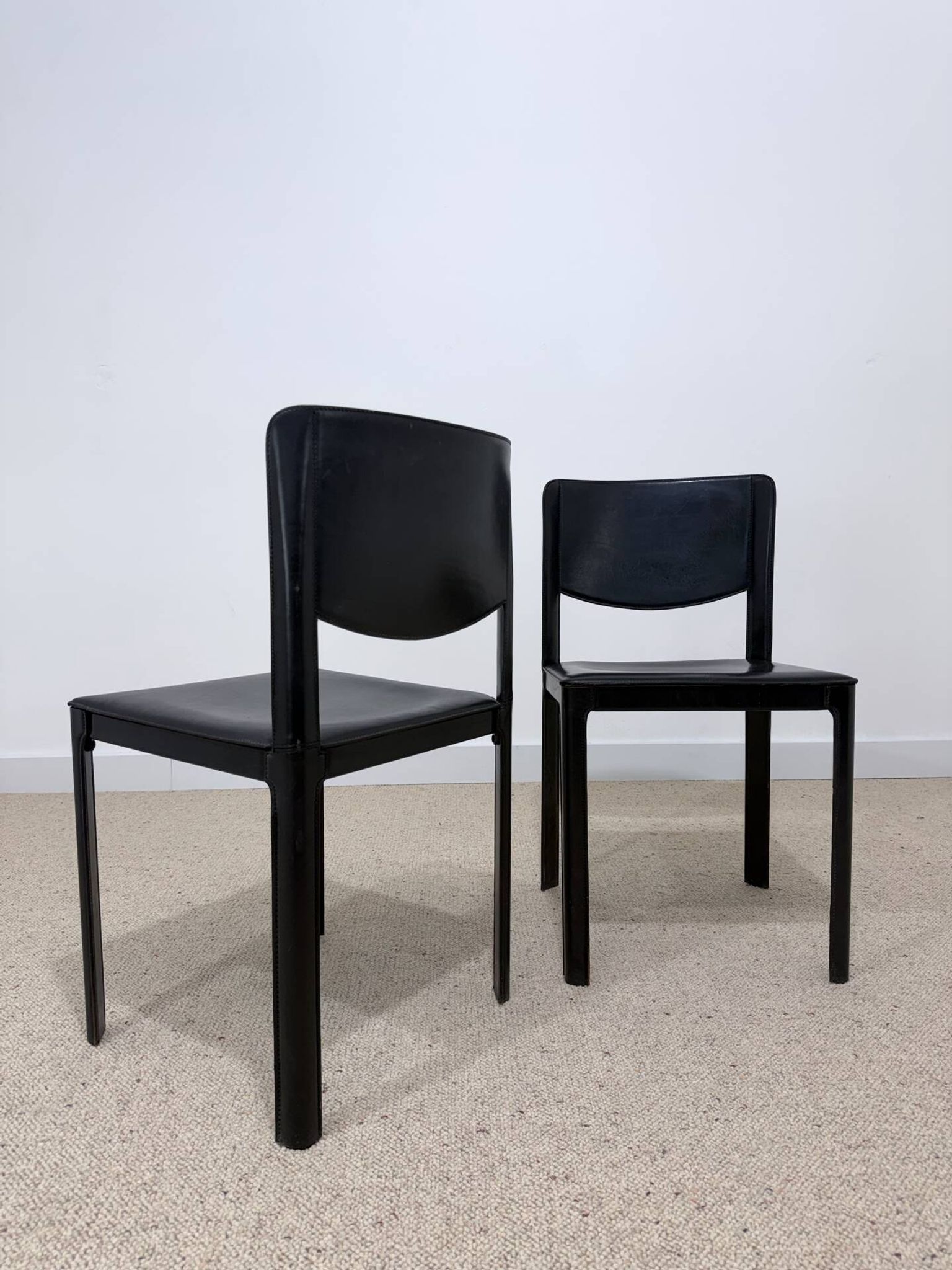 Paire de chaises Matteo Grassi en cuir noir – Design italien
