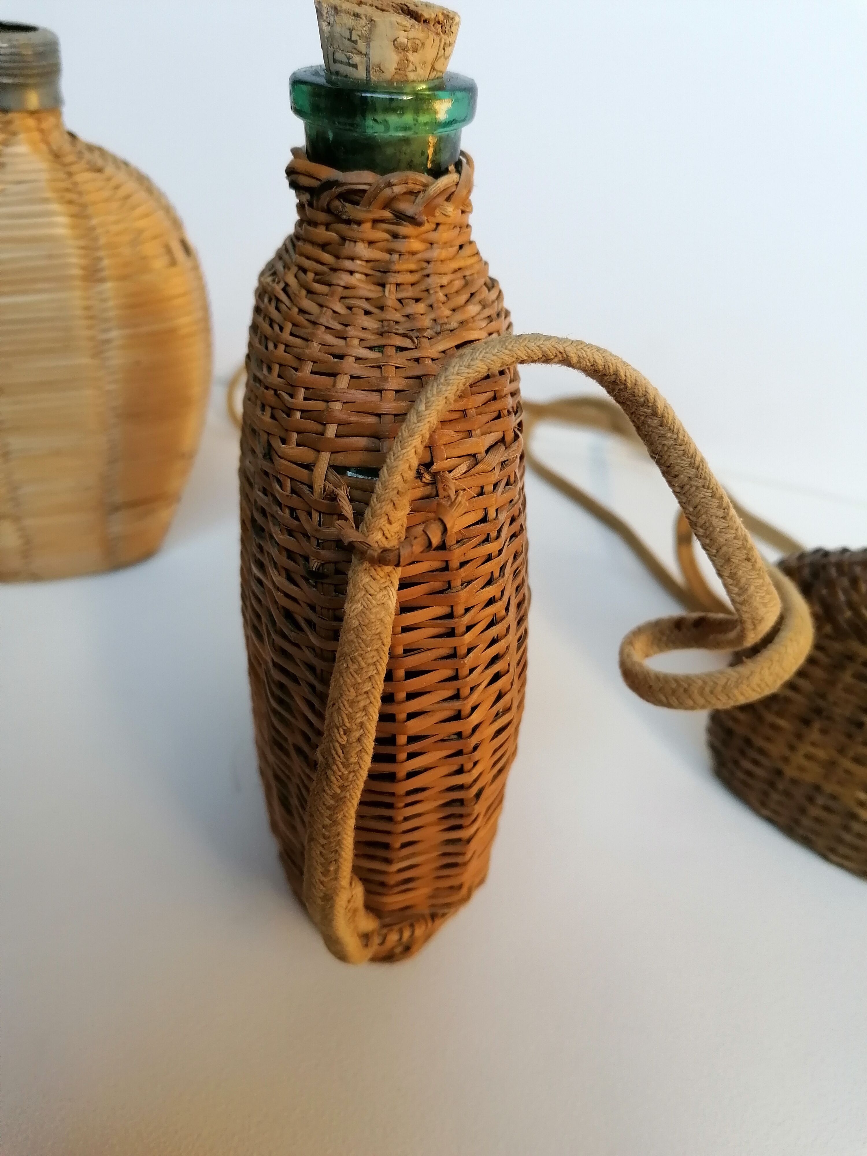 Trio de bouteilles en osier tressé