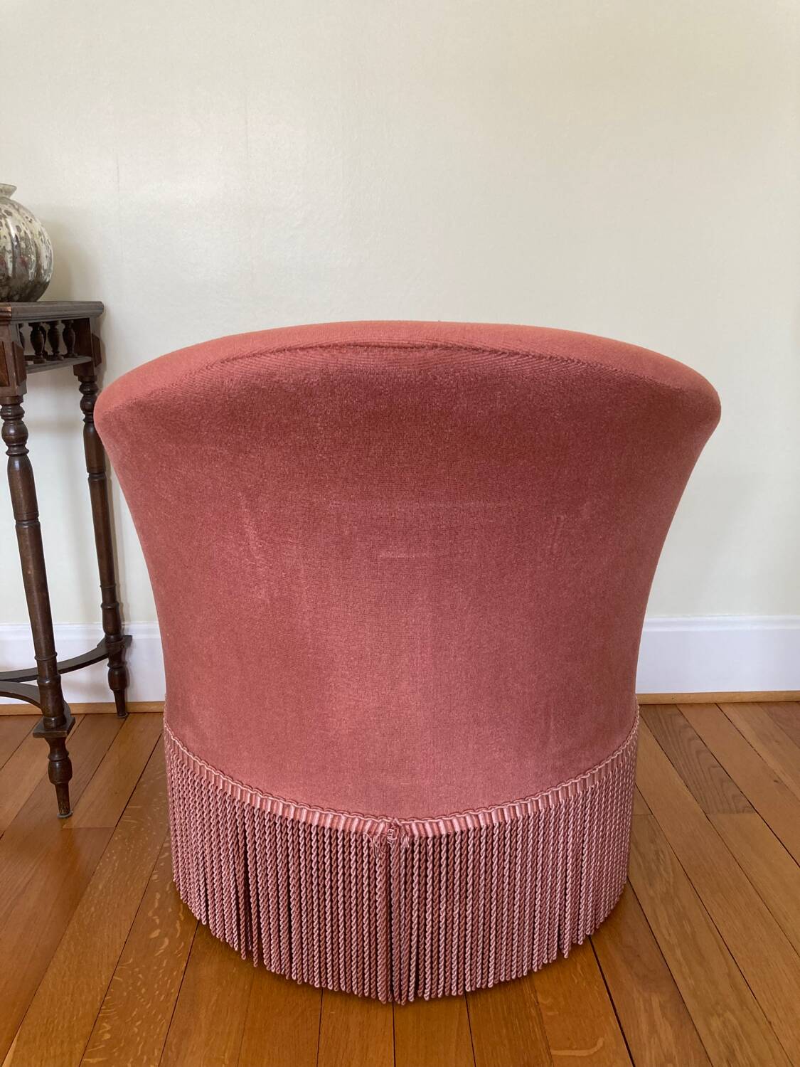 Pink velvet toad armchair