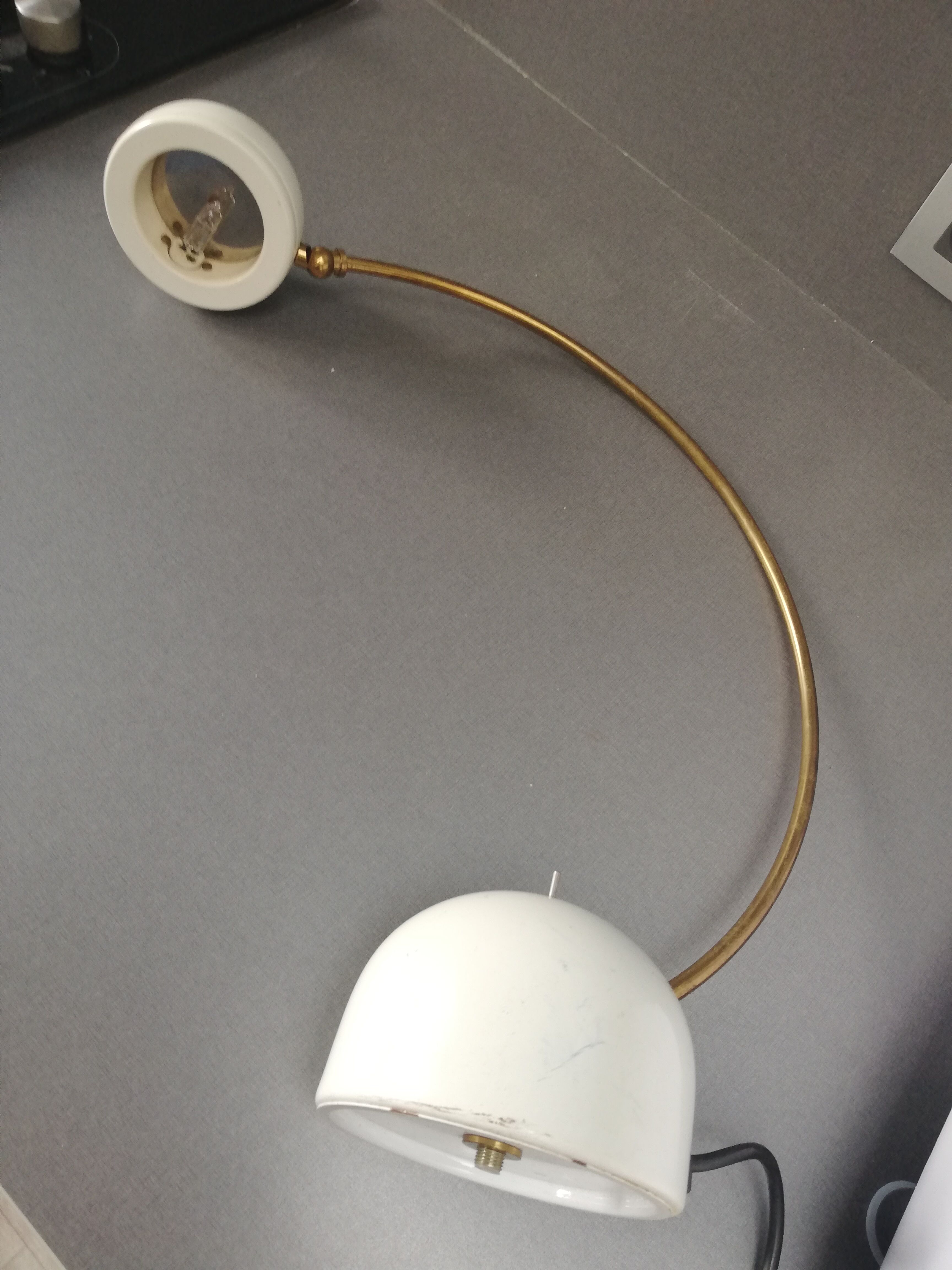 Arc-shaped desk lamp