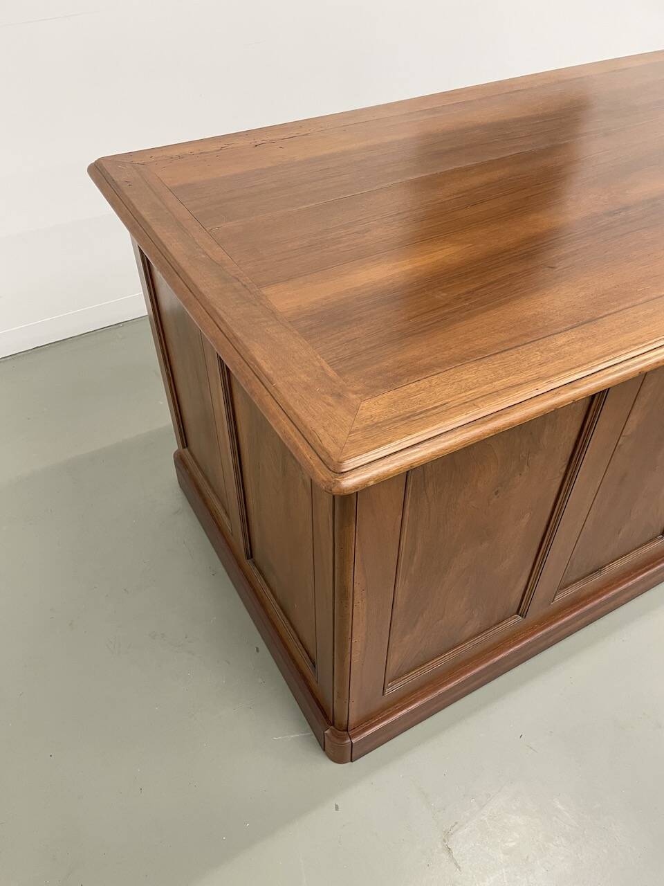 Comptoir ou bureau en noyer années 50