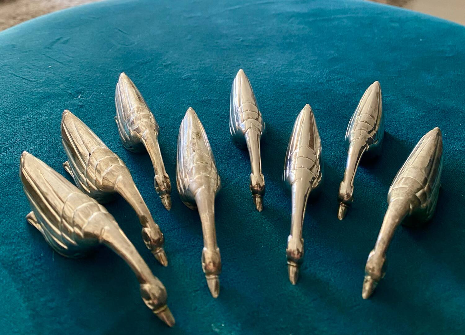8 silver-colored metal goose-shaped knife holders